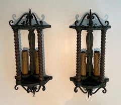 Paire de lanternes murales en fer forgé patiné de couleur verte et doré