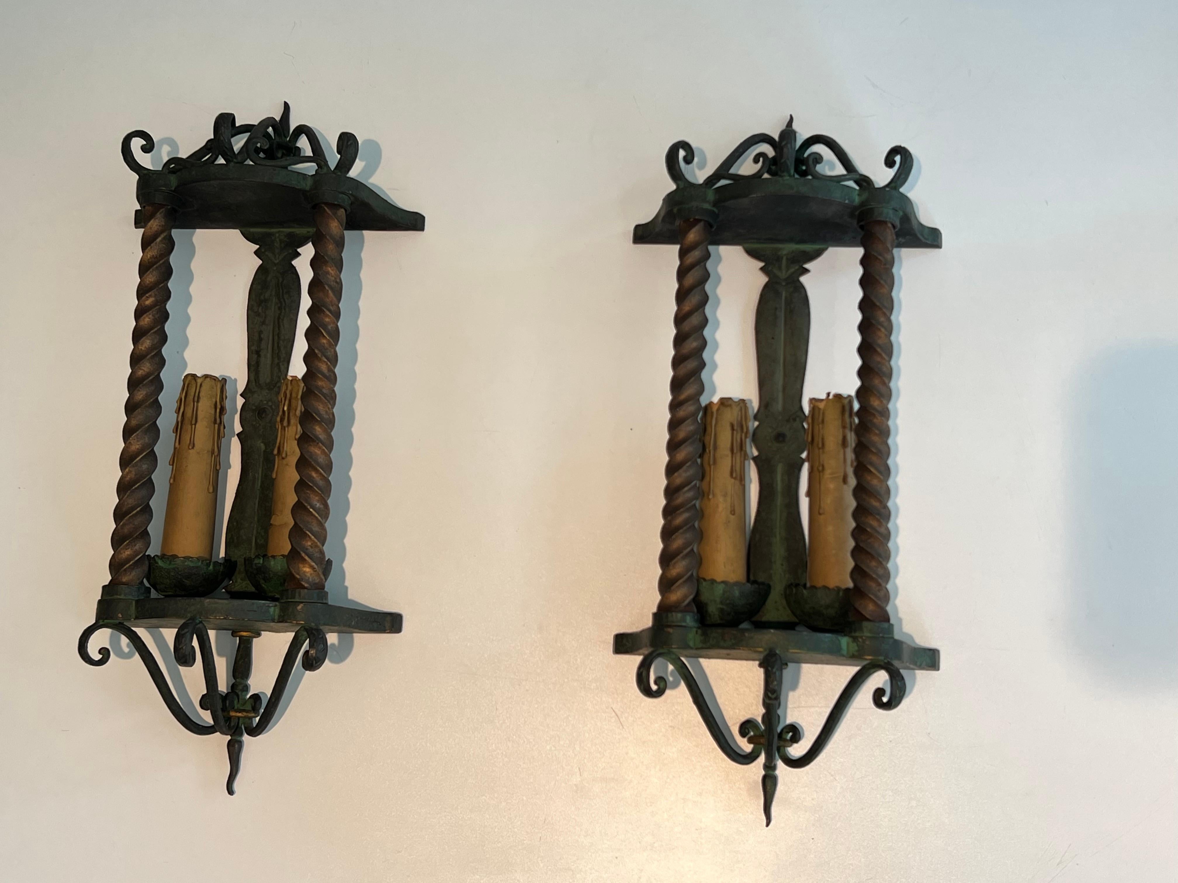 Pareja de faroles de pared de hierro forjado patinado en color verde y dorado en venta 13