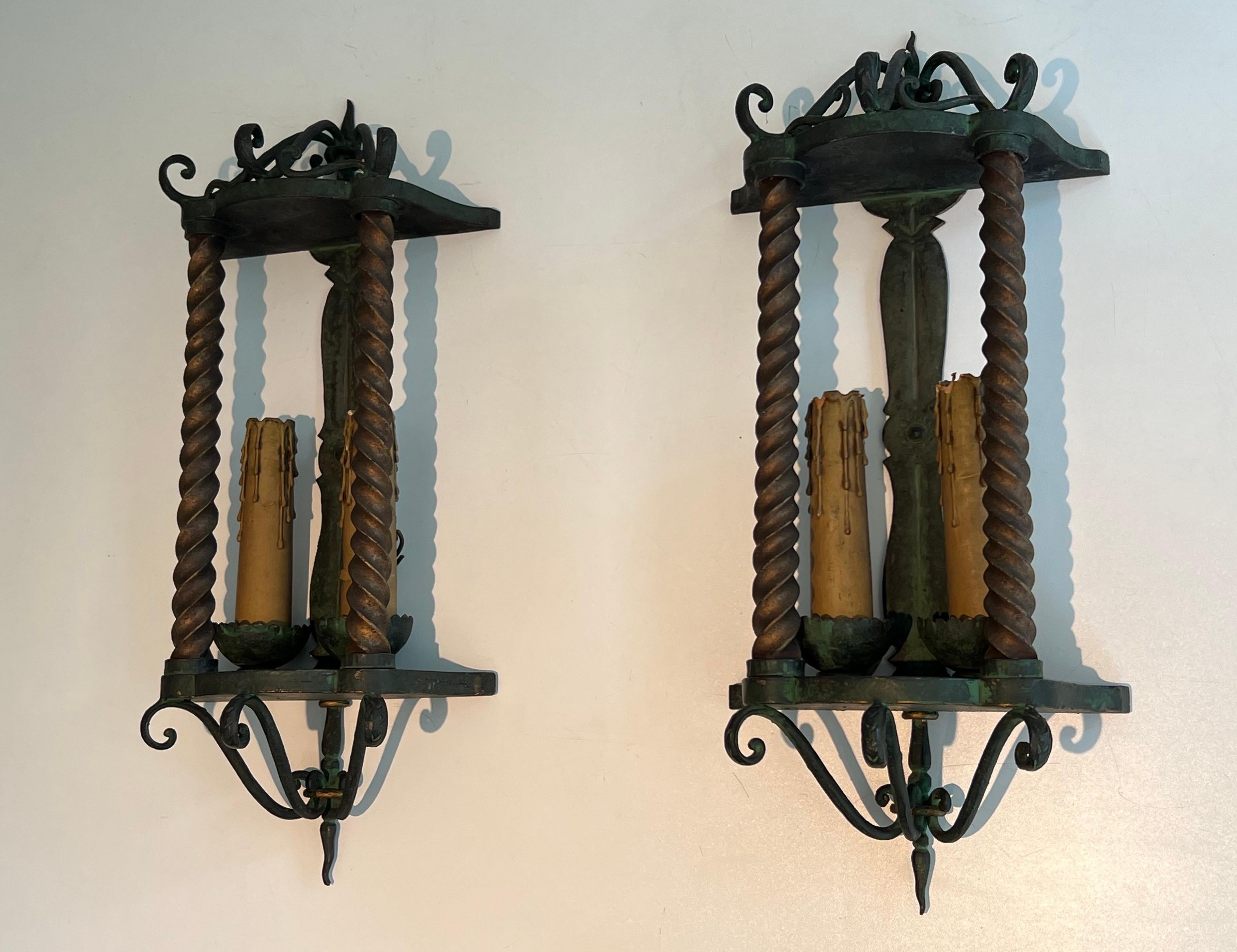 Pareja de faroles de pared de hierro forjado patinado en color verde y dorado Gótico en venta