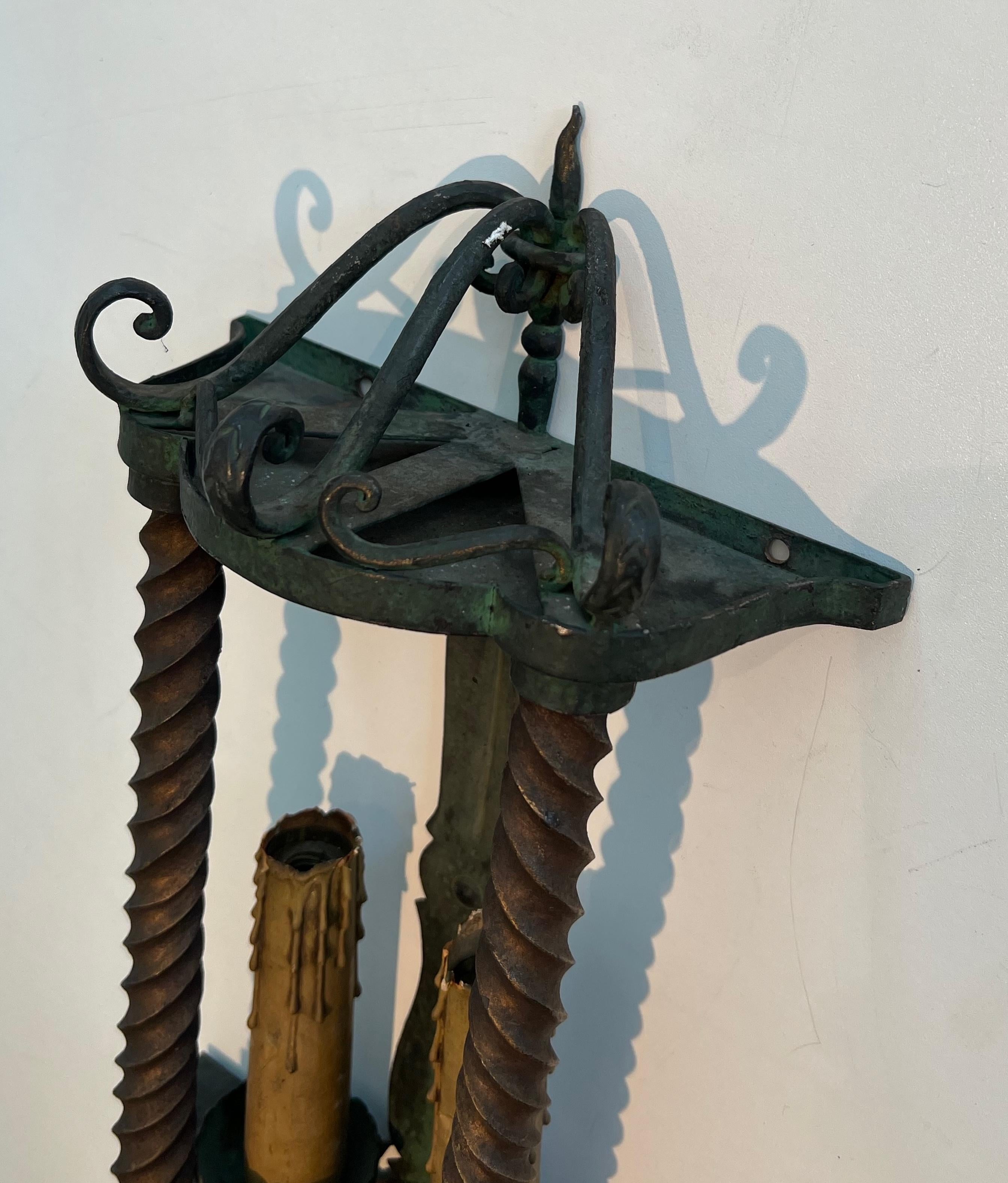 Pareja de faroles de pared de hierro forjado patinado en color verde y dorado en Bueno estado para la venta en Marcq-en-Barœul, Hauts-de-France
