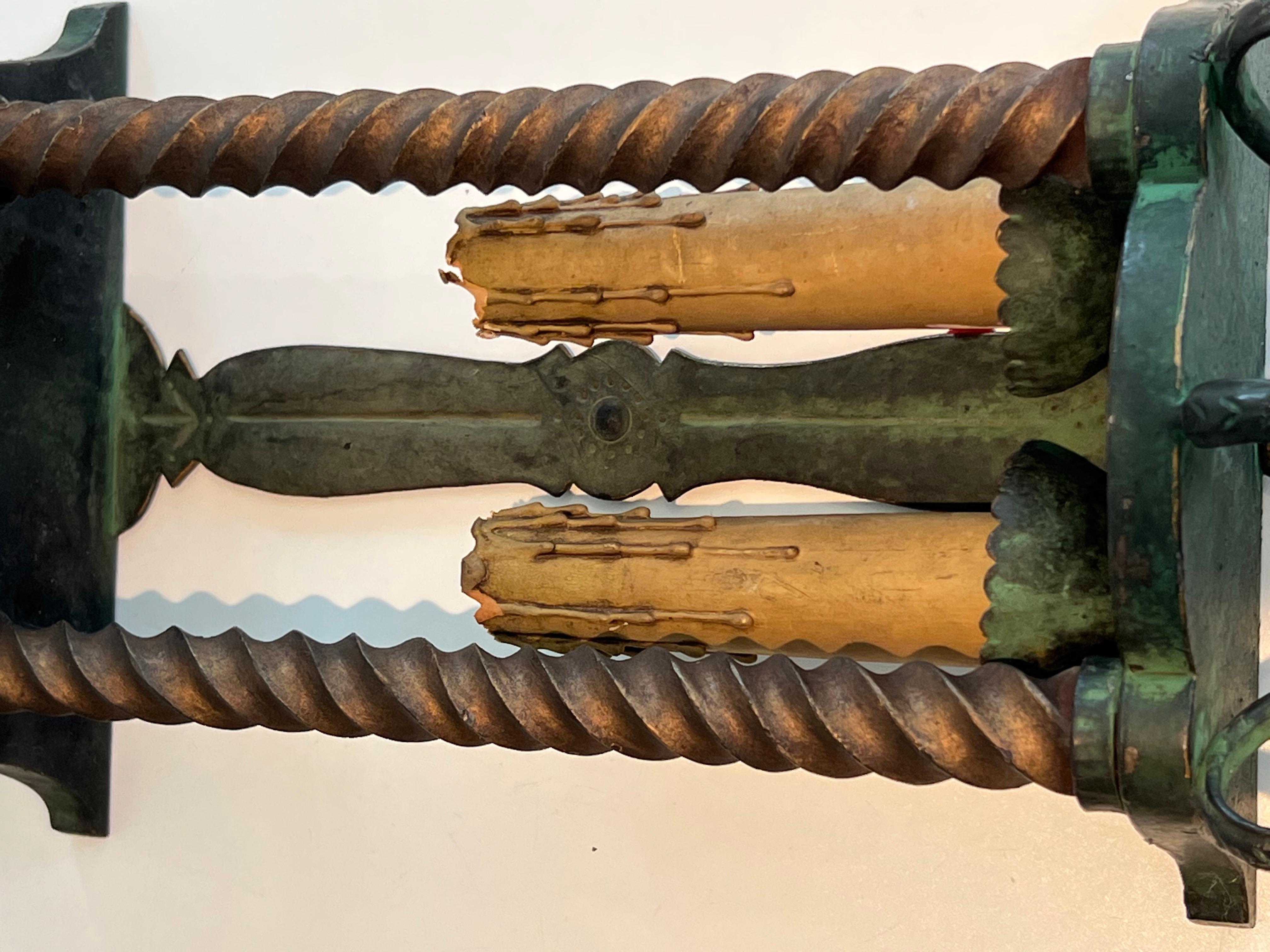Pareja de faroles de pared de hierro forjado patinado en color verde y dorado Hierro forjado en venta