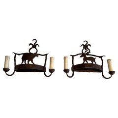 Paar schmiedeeiserne Wandleuchten mit Tiermotiven. Französische Arbeit. CIRCA 1950