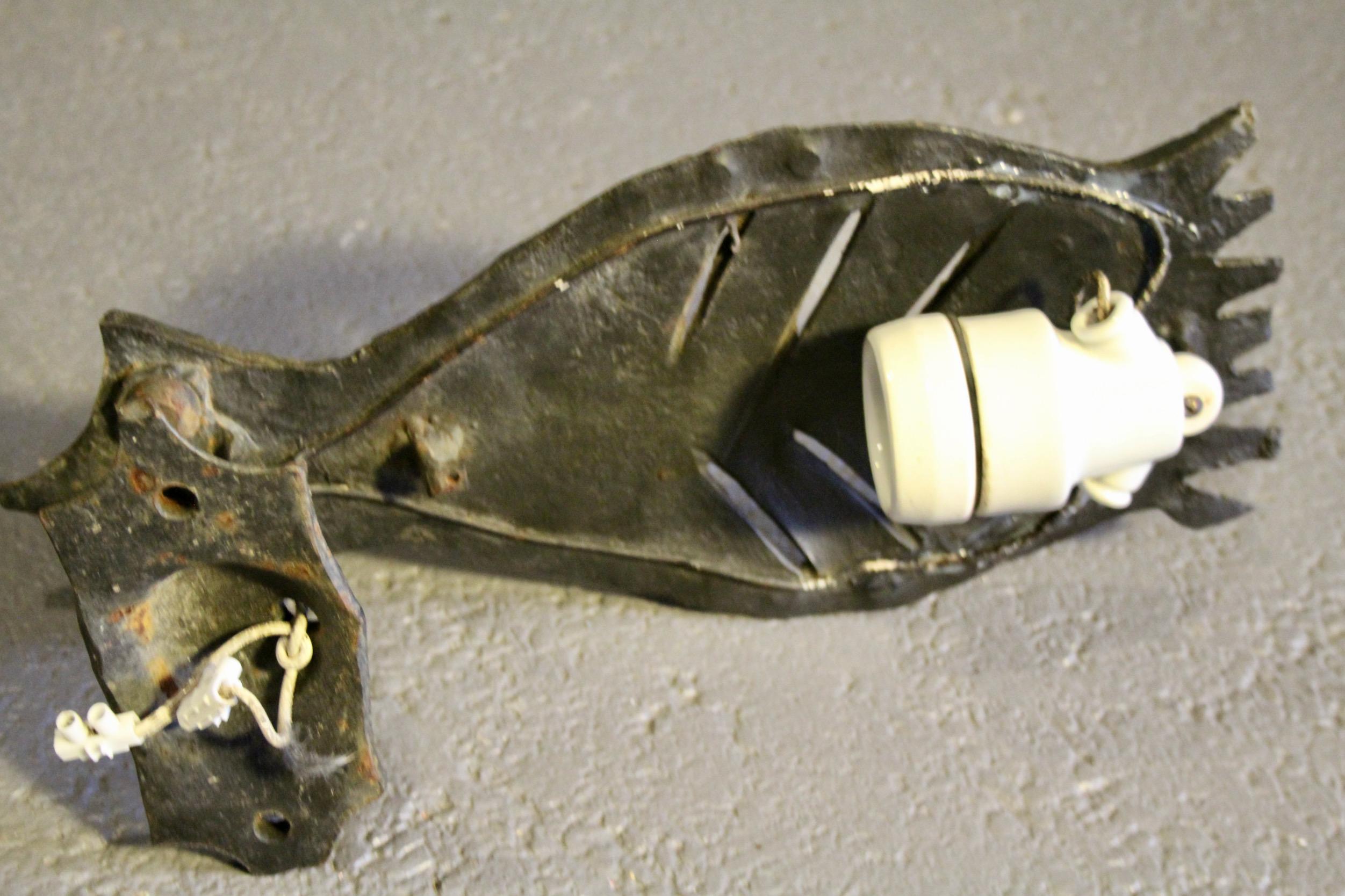 pair of wrought iron wall sconce In Good Condition For Sale In grand Lancy, CH