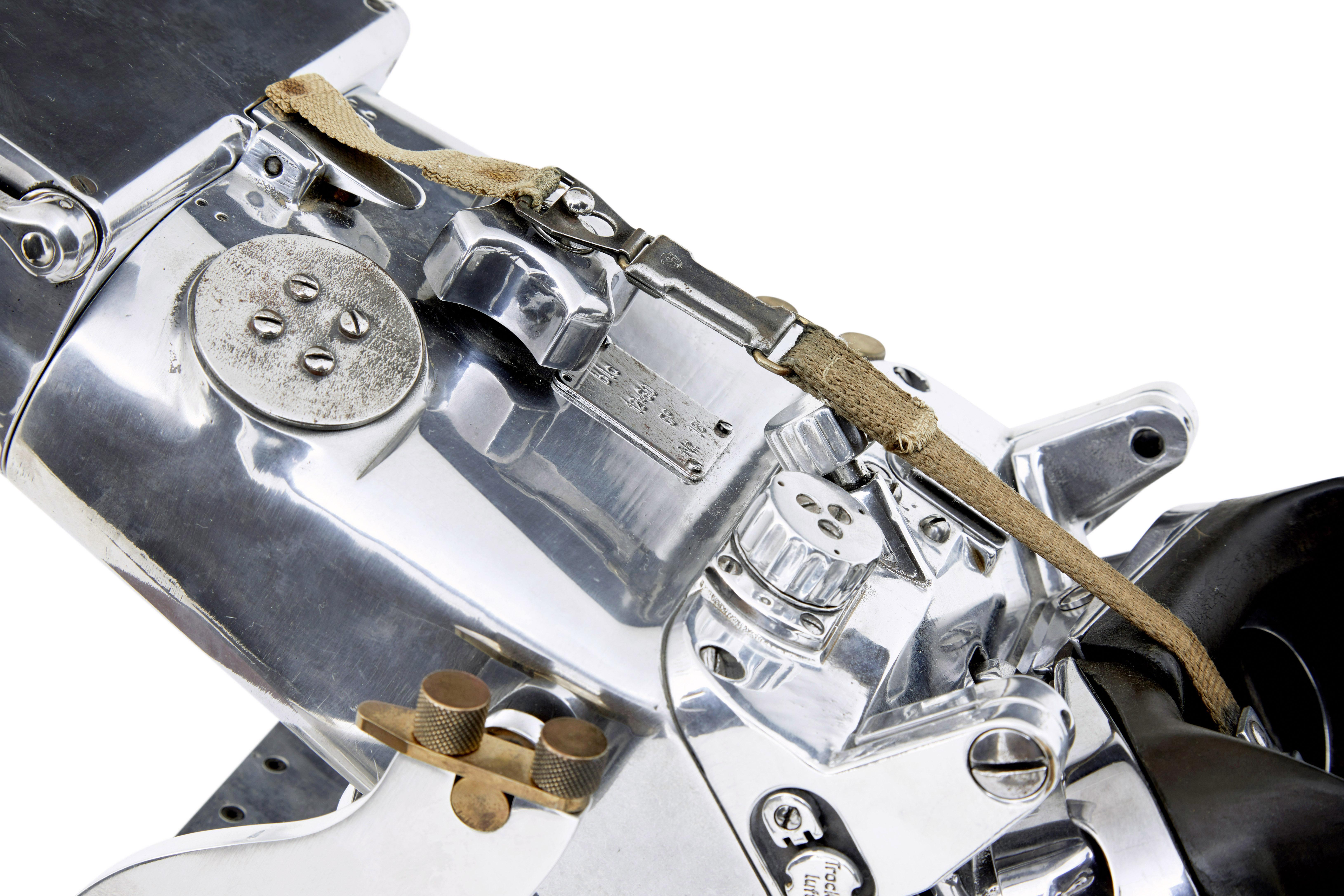 Paire de chronomètres de rangement allemands en acier poli ww2 en vente 2
