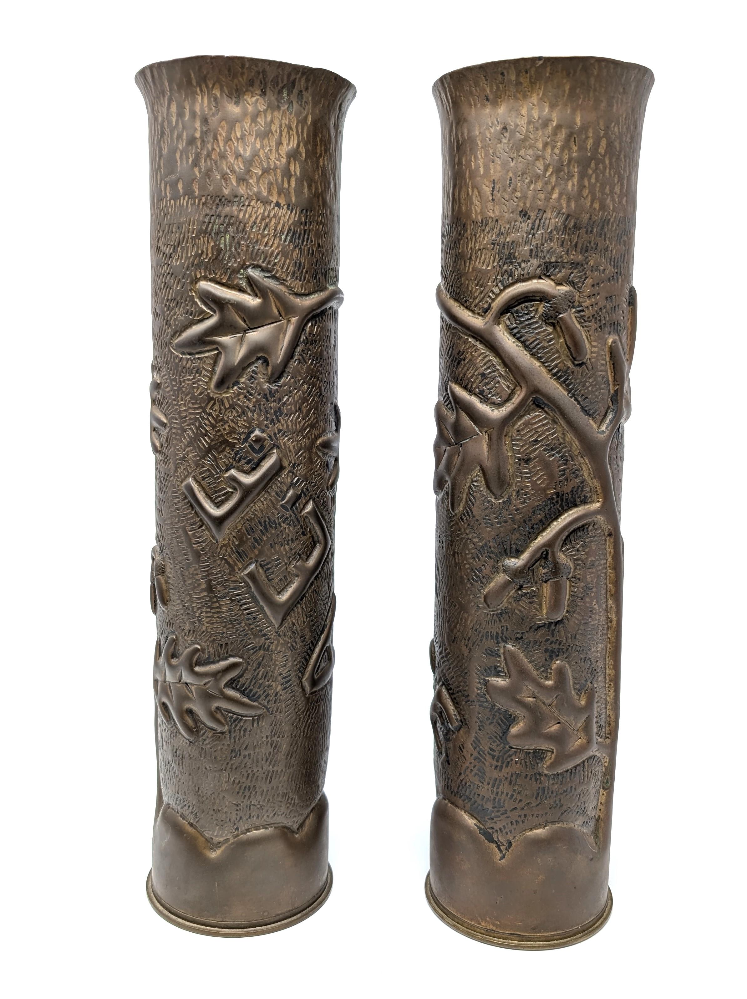 Coppia di antichi vasi a conchiglia dell'arte della trincea della prima guerra mondiale con splendidi lavori di repousse. Foglie e ghiande di Oak e la parola FRANCE, create da conchiglie da 75 mm. Ogni vaso misura circa 13,75 pollici di altezza e