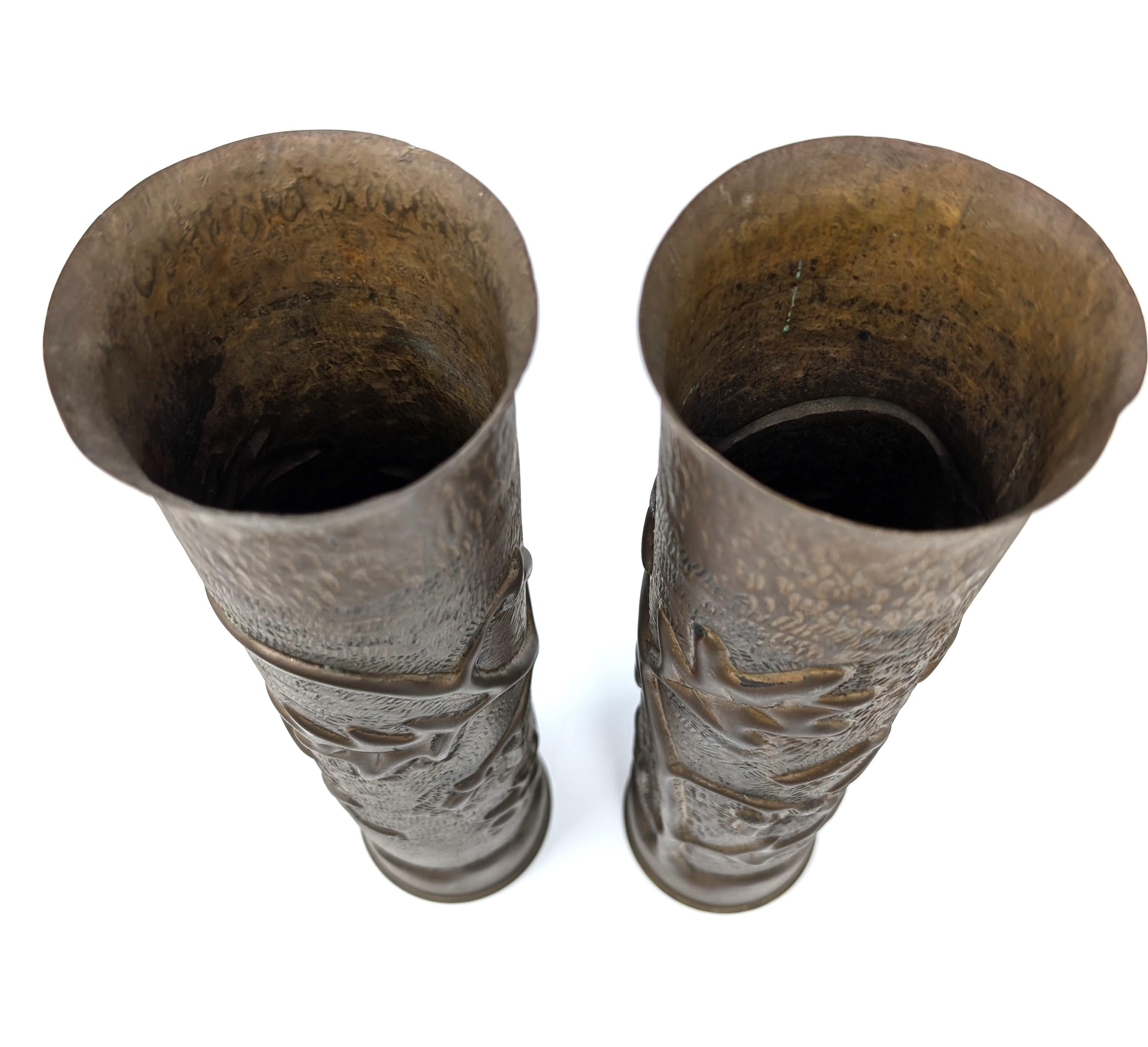 Coppia di vasi di conchiglie in ottone da trincea della prima guerra mondiale Francia 75 mm In condizioni discrete in vendita a Greer, SC