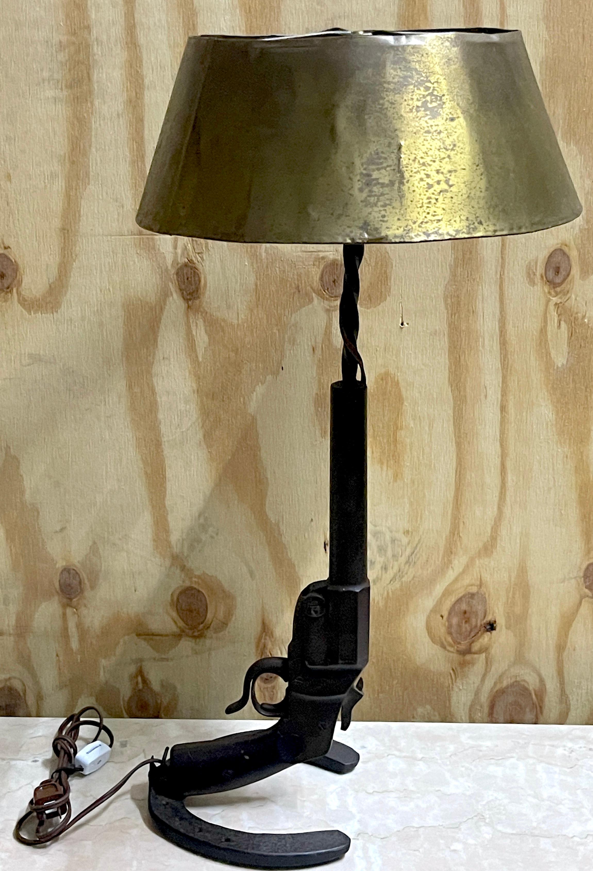 Paar Militärische Trench-Art-Memento-Lampen im Stil des Ersten Weltkriegs mit Bouillotte-Schirmen  (Patiniert) im Angebot
