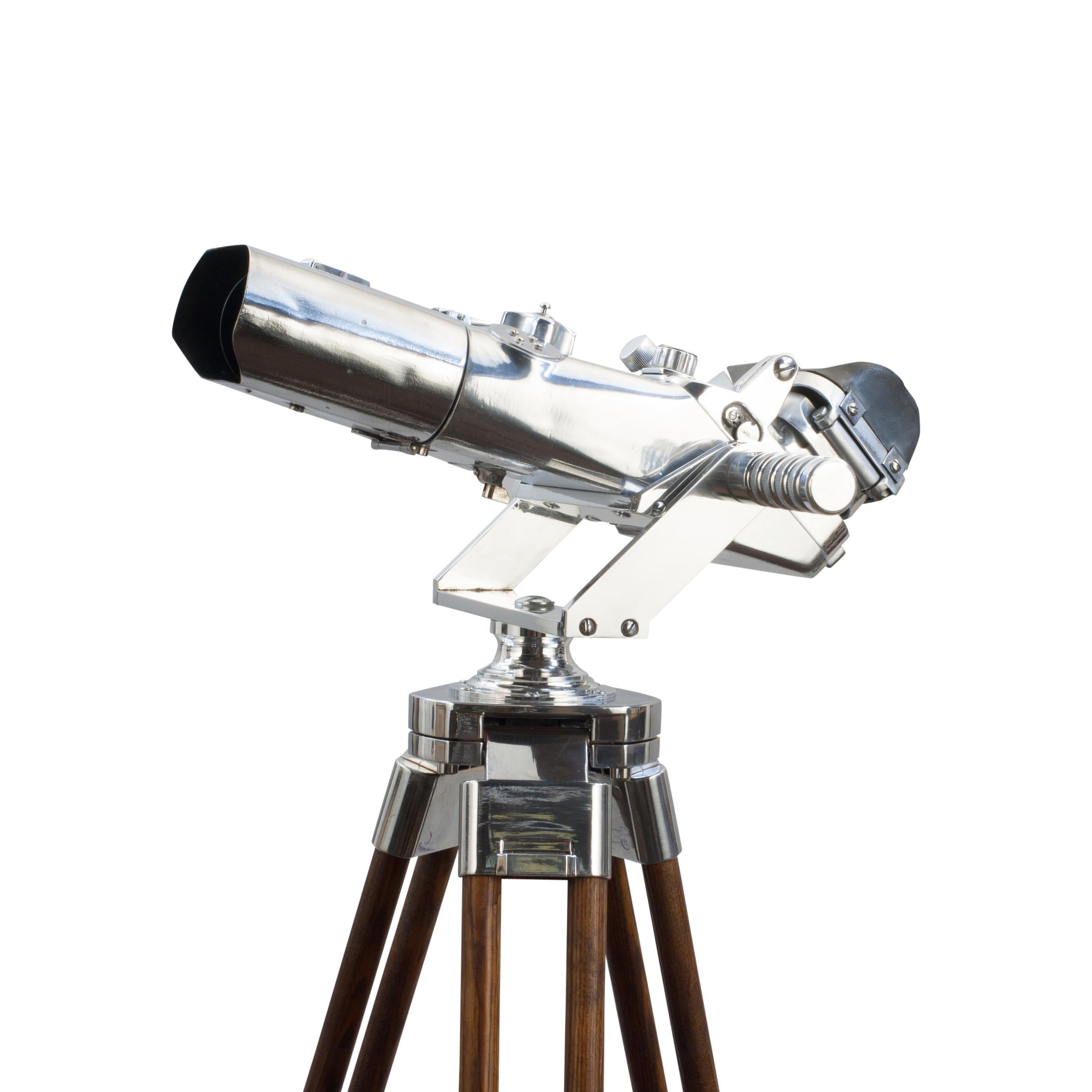Jumelles Carl Zeiss 12 x 60.
Une paire de rares jumelles allemandes Carl Zeiss 12 x 60 de la Seconde Guerre mondiale, ex-militaire, télescope directeur pour un télémètre de 4 m. Ces jumelles d'observation sont montées sur un nouveau berceau en