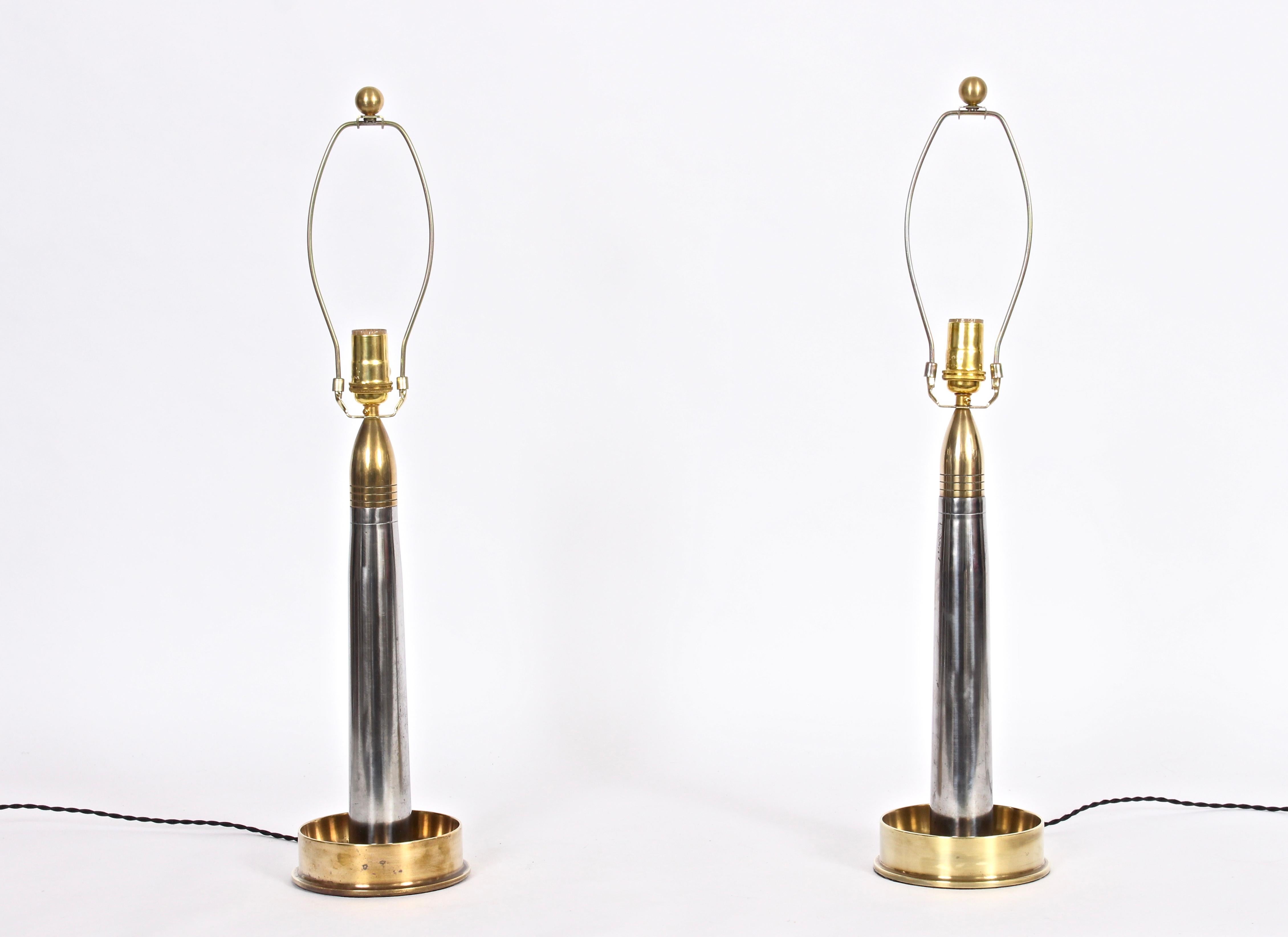 Paire de lampes de table Trench Art en laiton massif, datant de la Seconde Guerre mondiale. Cette colonne de mortier en laiton nickelé, lourde et réfléchissante, usinée à la main, est montée sur une base ronde plus grande en laiton. Un design Art