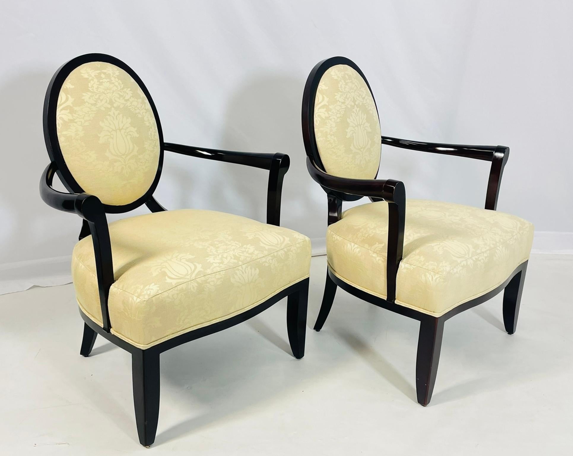 Élevez votre espace de vie avec cette paire exquise de fauteuils 