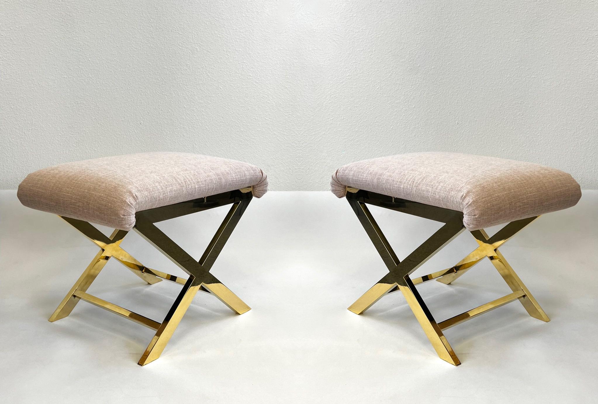 Anni '70 Coppia di pouf o panche con base a X in ottone lucido del famoso designer americano Charles Hollis Jones. 

Tessuto nuovo di colore blush, le basi sono in condizioni originali e presentano una lieve usura dovuta all'età (non sono laccate).