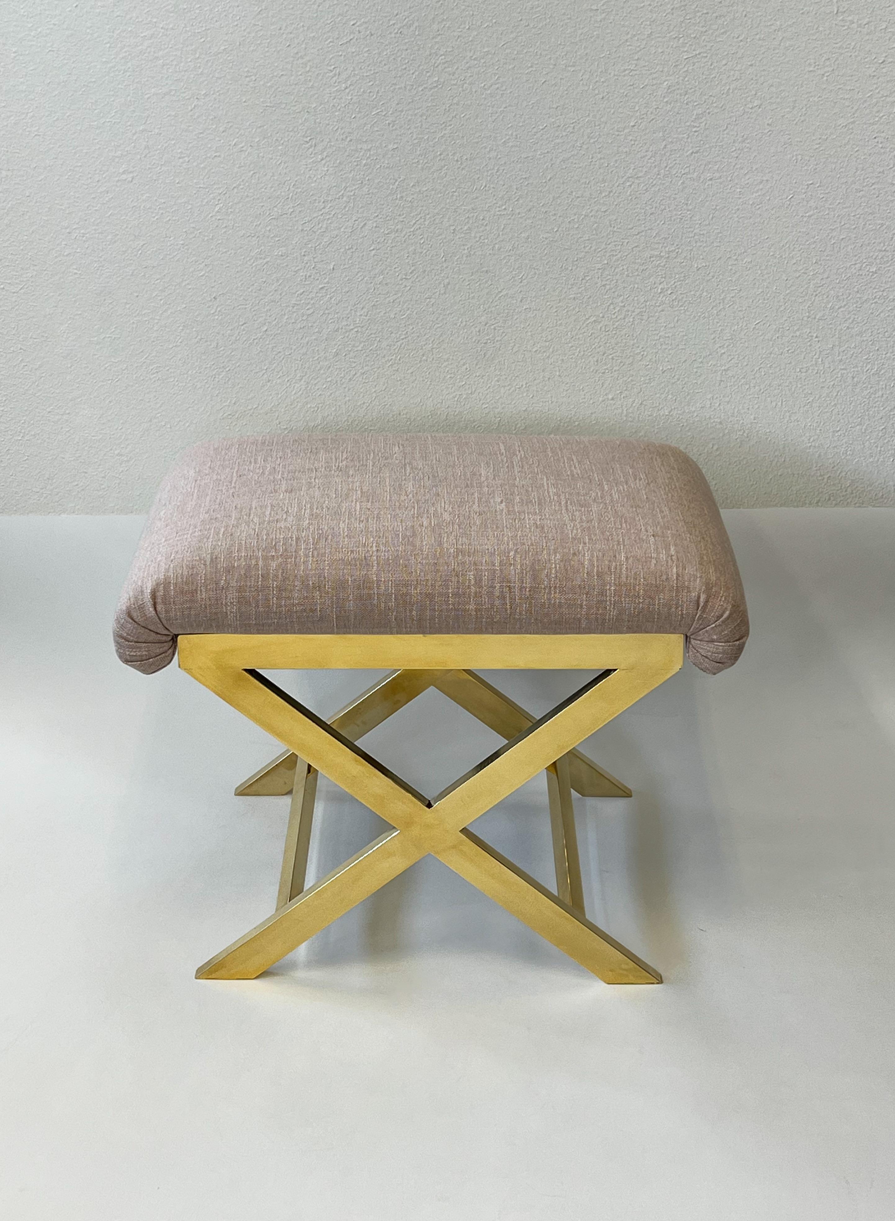 Moderno Coppia di panchine con base a X in ottone e ottone colorato di Charles Hollis Jones in vendita