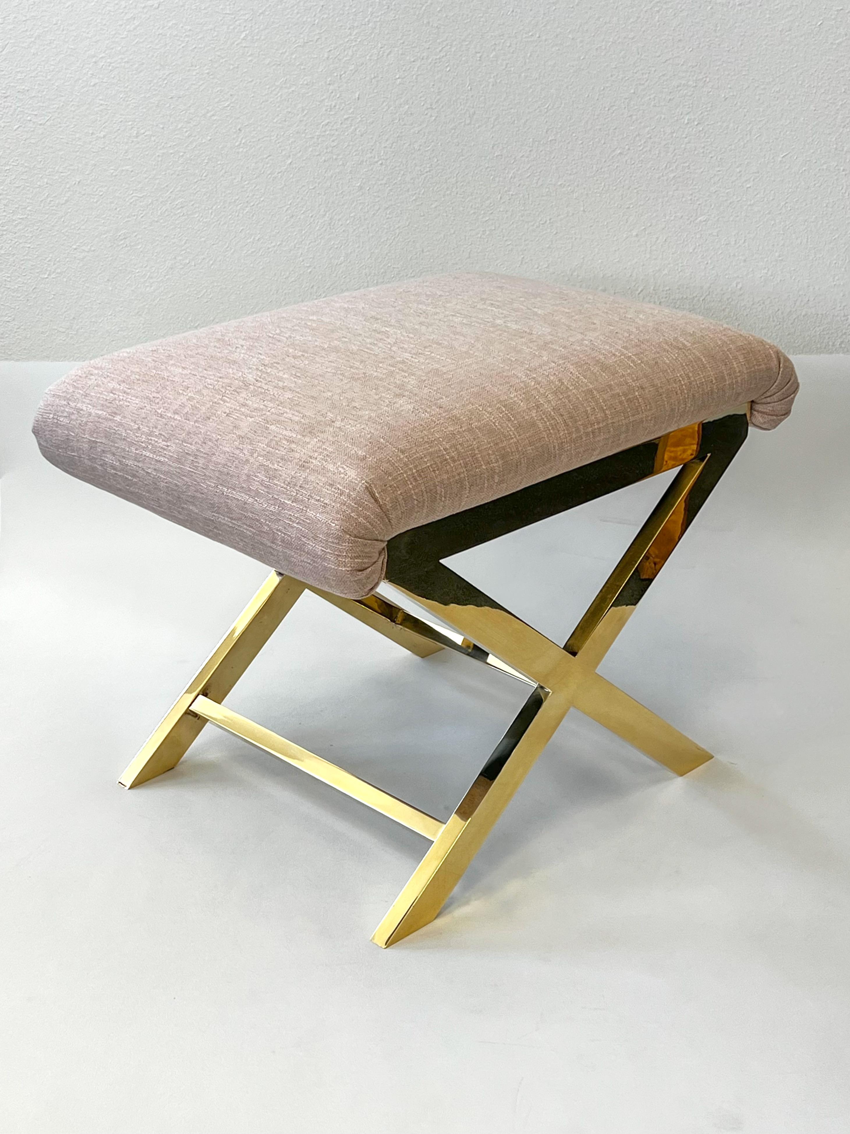 Americano Coppia di panchine con base a X in ottone e ottone colorato di Charles Hollis Jones in vendita