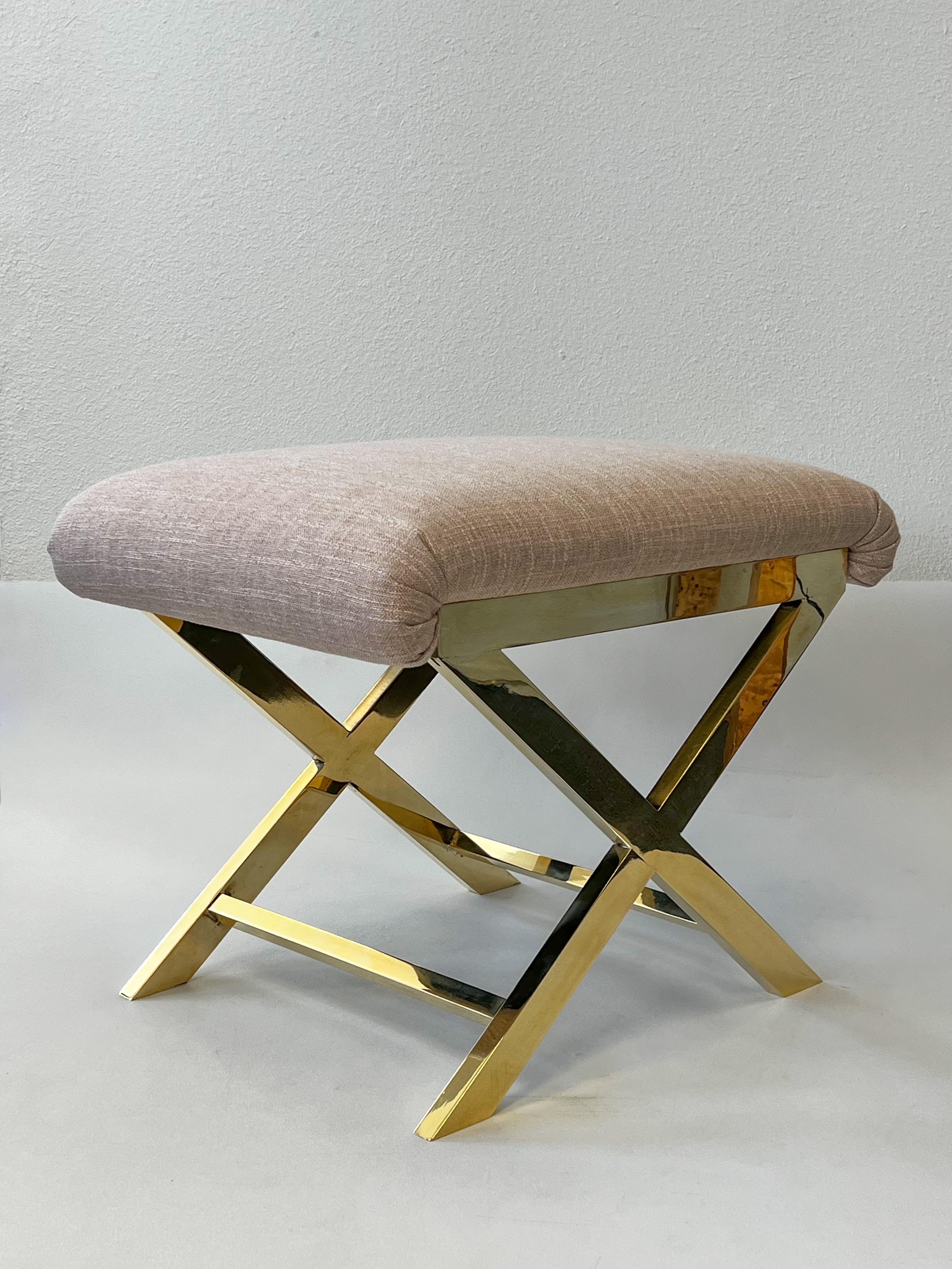 Fatto a mano Coppia di panchine con base a X in ottone e ottone colorato di Charles Hollis Jones in vendita