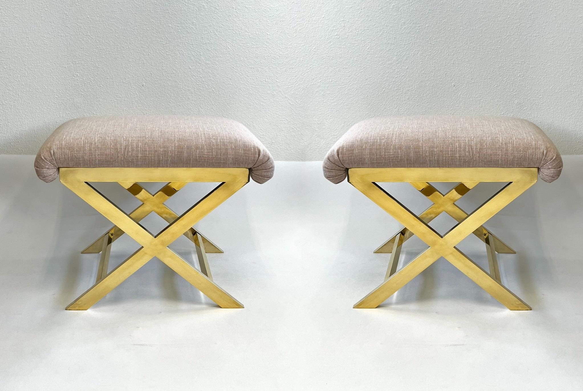 Fine XX secolo Coppia di panchine con base a X in ottone e ottone colorato di Charles Hollis Jones in vendita