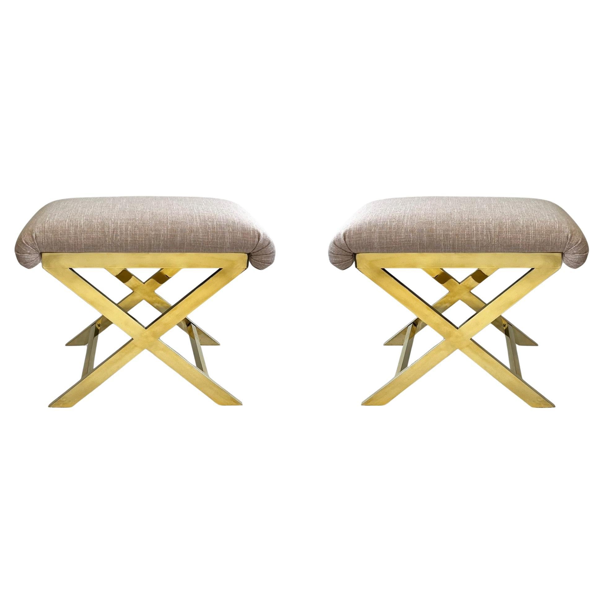 Coppia di panchine con base a X in ottone e ottone colorato di Charles Hollis Jones in vendita