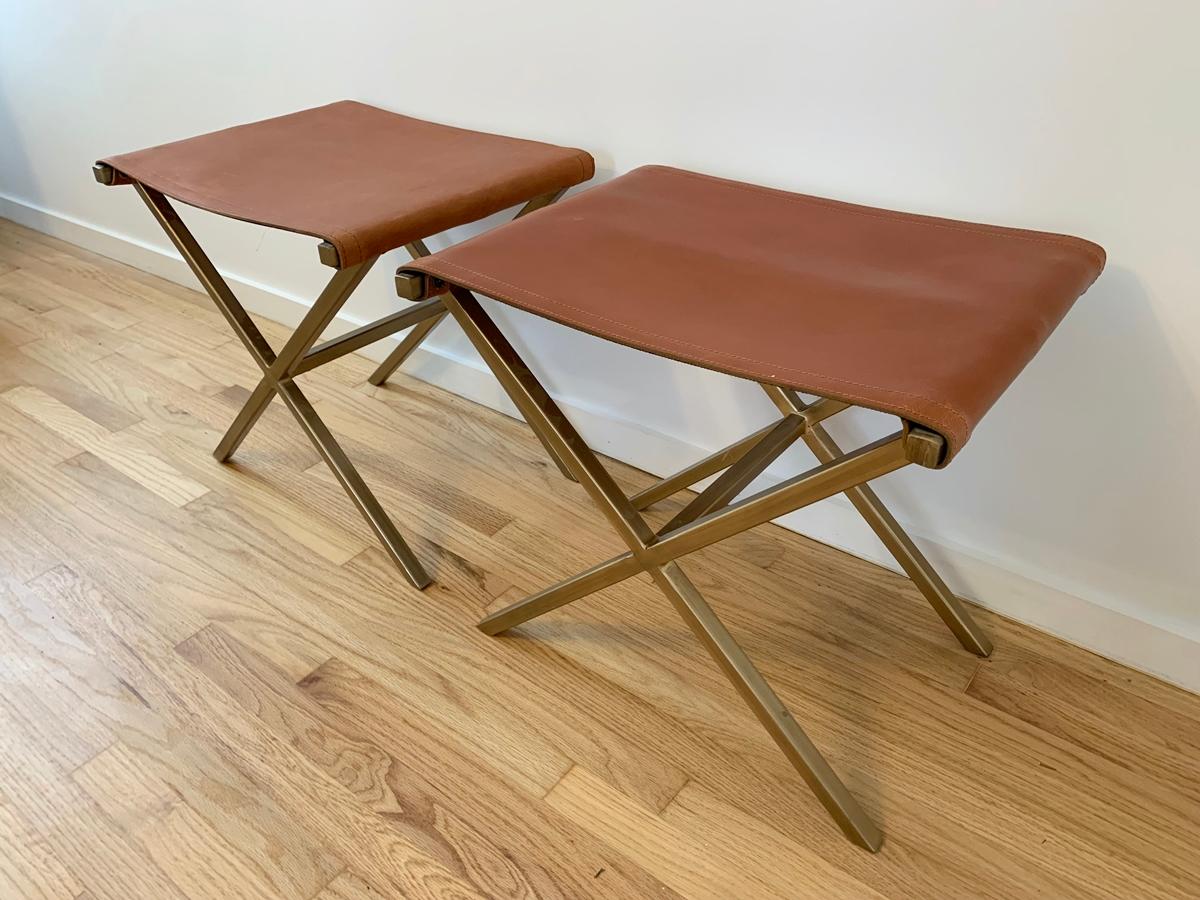 Beautiful pair of X frame benches upholstered in reddish leather and gold tome metal frames, in very good condition, very sturdy and comfortable.

Measurements:
19.5 wide x 15 deep x 18 high (Inches).
 
