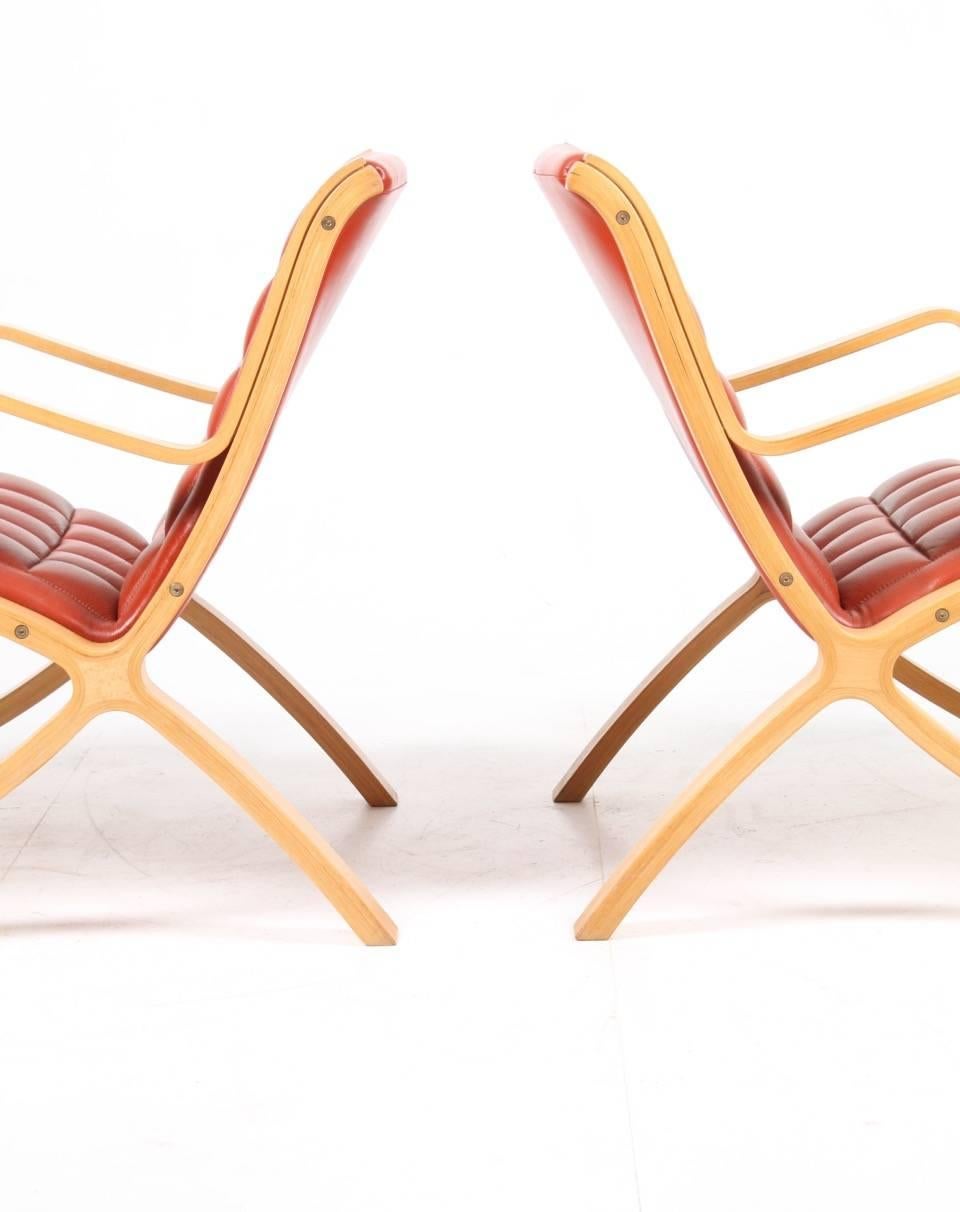 Pair of X Lounge Chair by Hvidt & Mølgaard In Excellent Condition In Lejre, DK