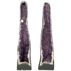 Paire de géodes cathédrales en améthyste de 5,5 m avec Druzy violet lavande brillante