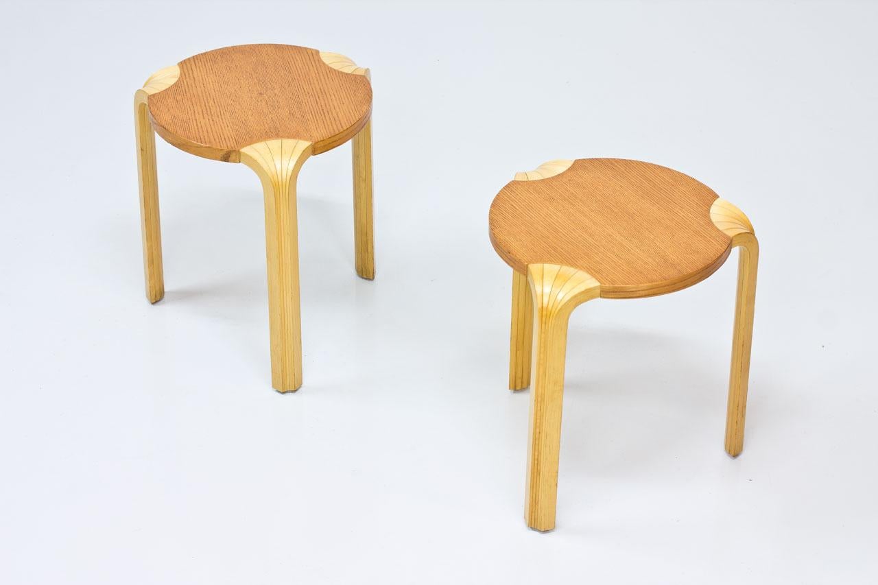 Pair of “X600? stools designed by
Alvar Aalto in 1954. Manufactured
by Artek. Stained ash veneer round
seat with solid birch legs. Fan-shaped
legs made from sawing an Aalto leg
into five parts. Legs are dowelled into
seat.