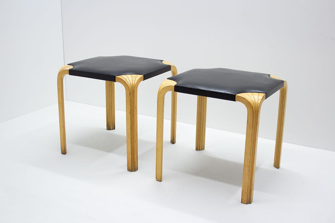 Pair of X601 Stools in Leather & Birch by Alvar Aalto In Good Condition For Sale In Stockholm, Stockholms län