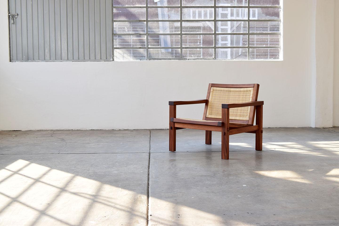 Fait main Paire de chaises longues Xitle avec table d'appoint Xitle incluse en ensemble en vente