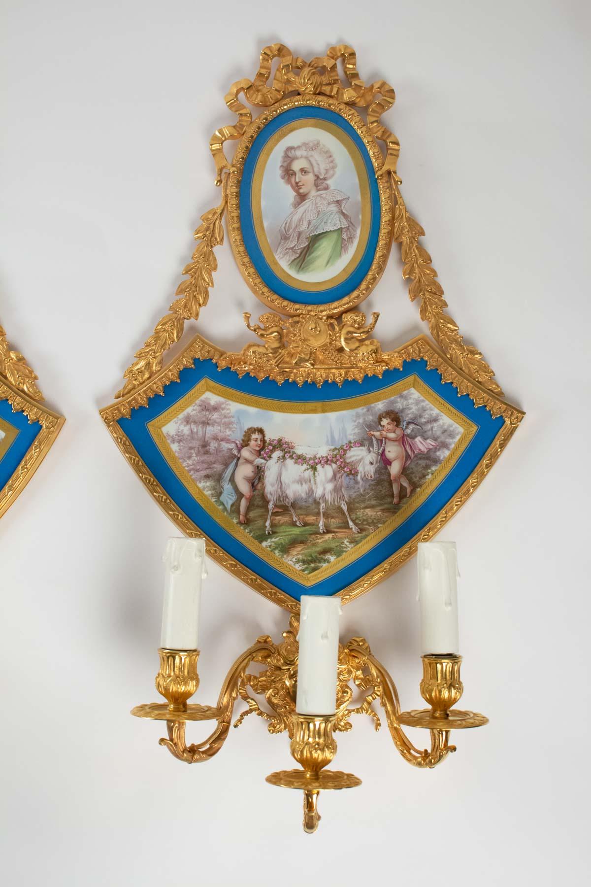 Pair of 19th century sconces, Napoleon III period, gilt bronze and porcelain, richly decorated.
Measures: H 65cm, W 35cm, W 16cm.