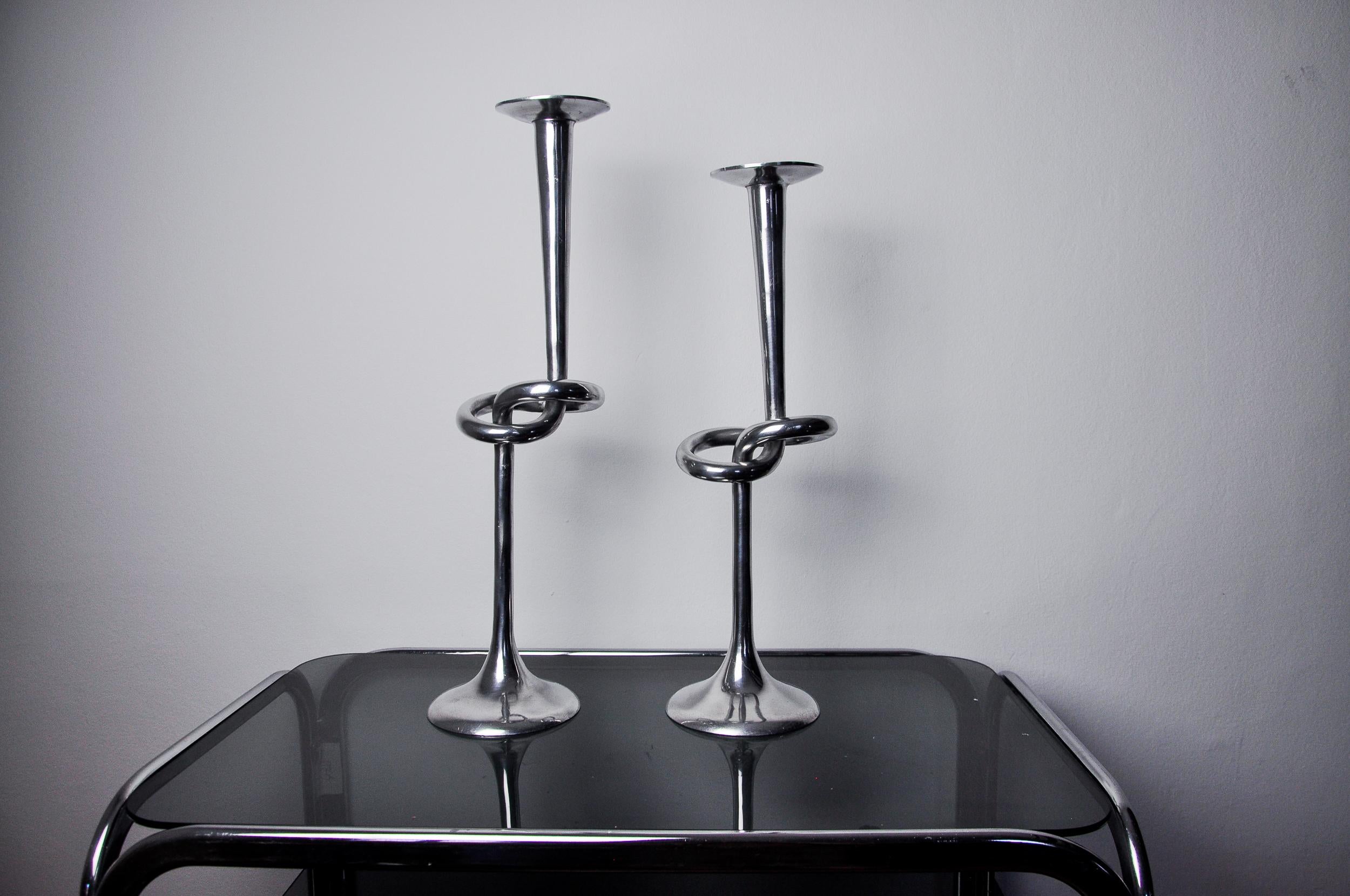 Magnífico y raro par de candelabros 