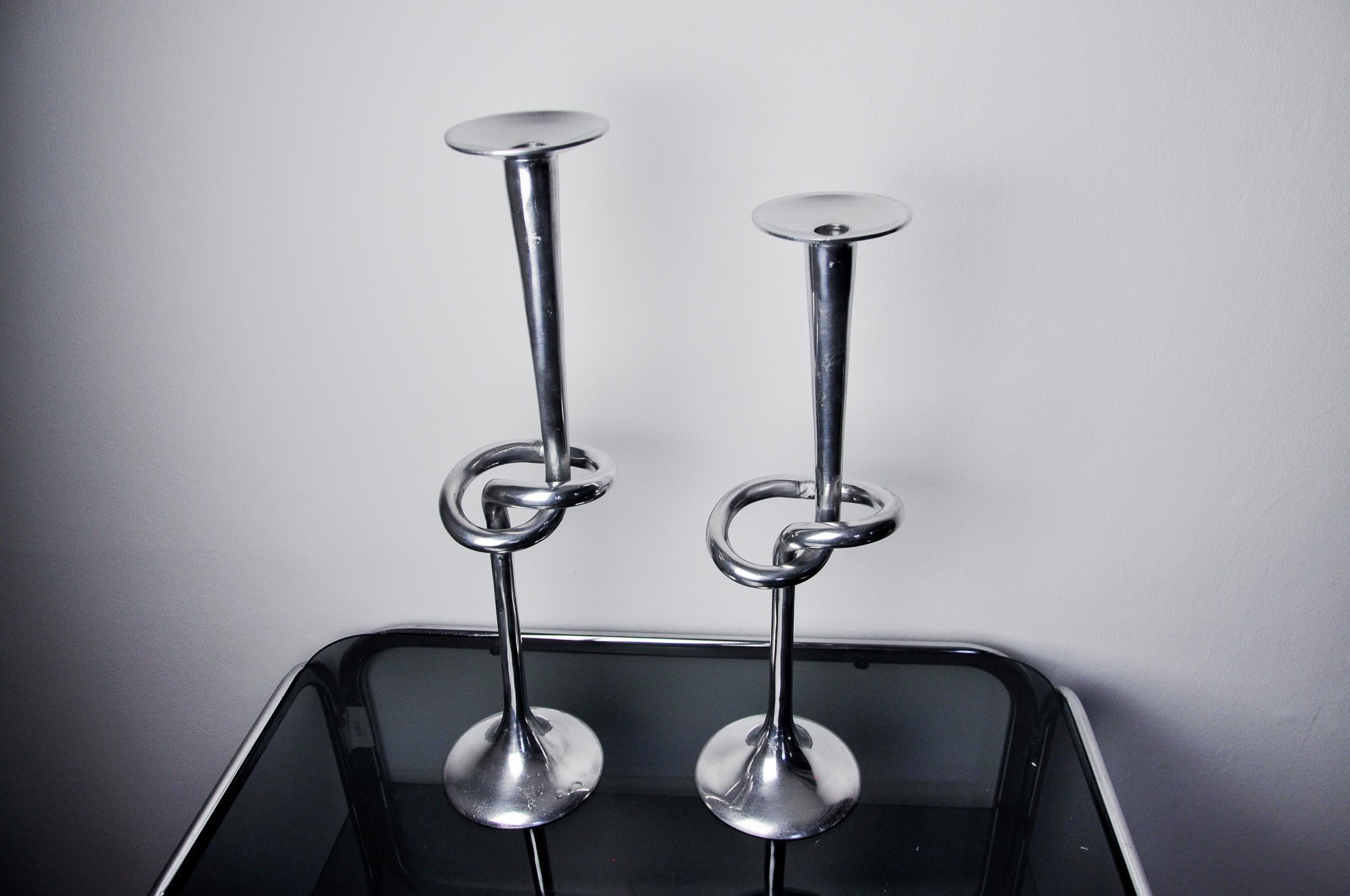 Pareja de candelabros XL de nudo de aluminio, Italia, 1980 Regencia de Hollywood en venta