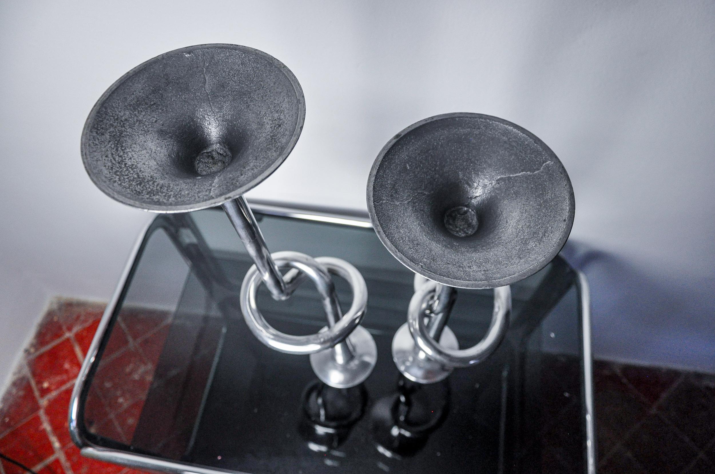 Pareja de candelabros XL de nudo de aluminio, Italia, 1980 Metal en venta