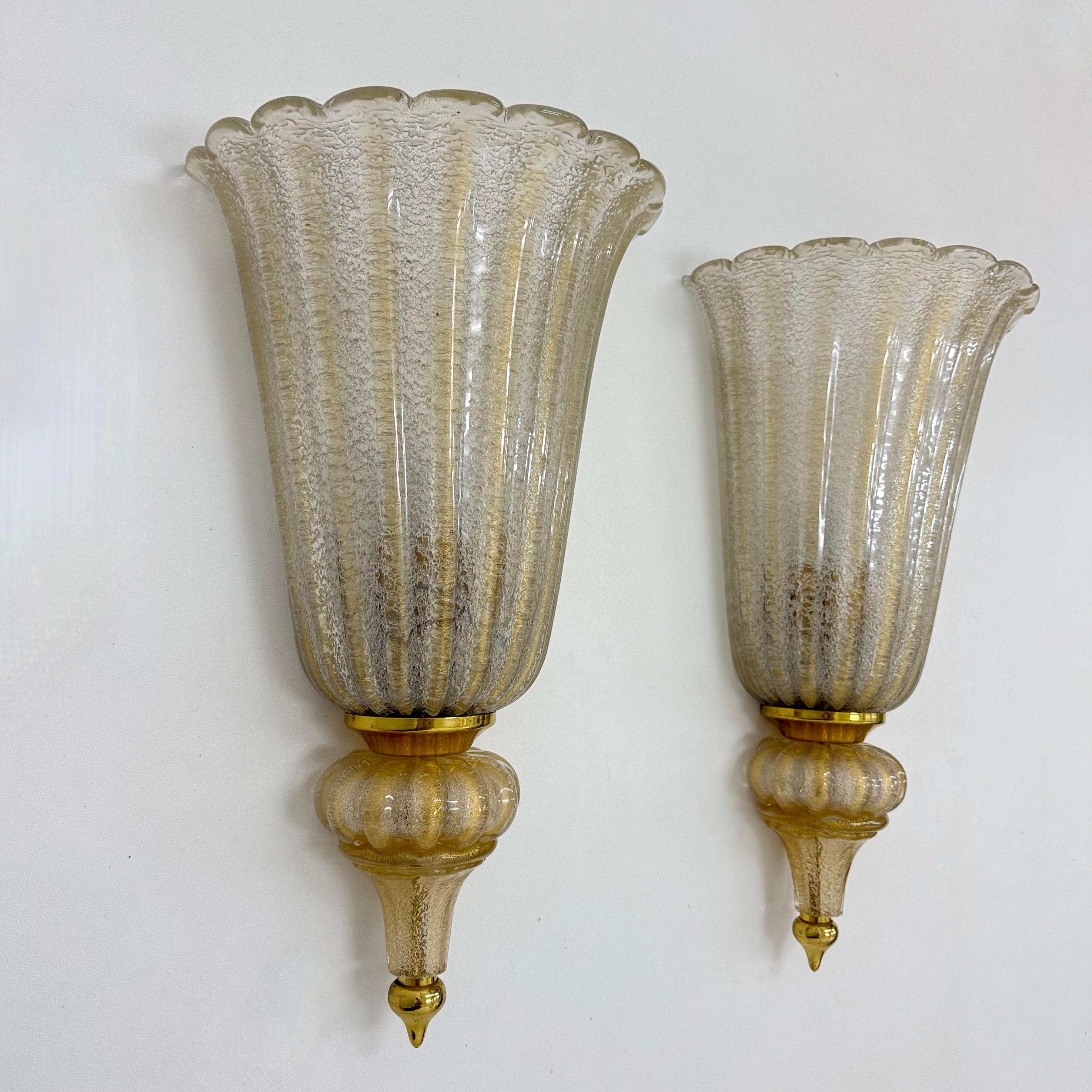 Coppia di lampade da parete XL Barovier&Toso applique in vetro di Murano, anni '70

Dimensioni: 51 cm di altezza, 17,5 cm di larghezza, 28 cm di profondità
Materiale: Vetro, ottone
