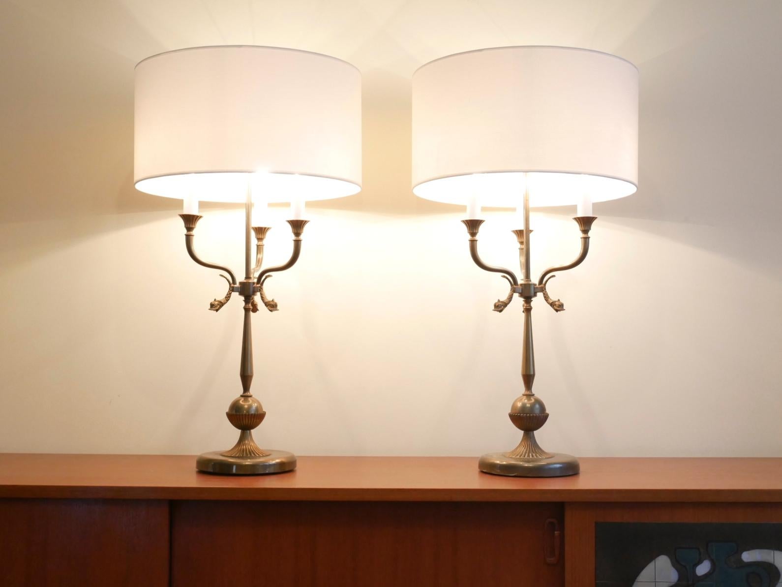 Set of 2x French candelabra table lamps dating from the 1940s in the manner of Maison Charles, full brass structures in a Neoclassic style.