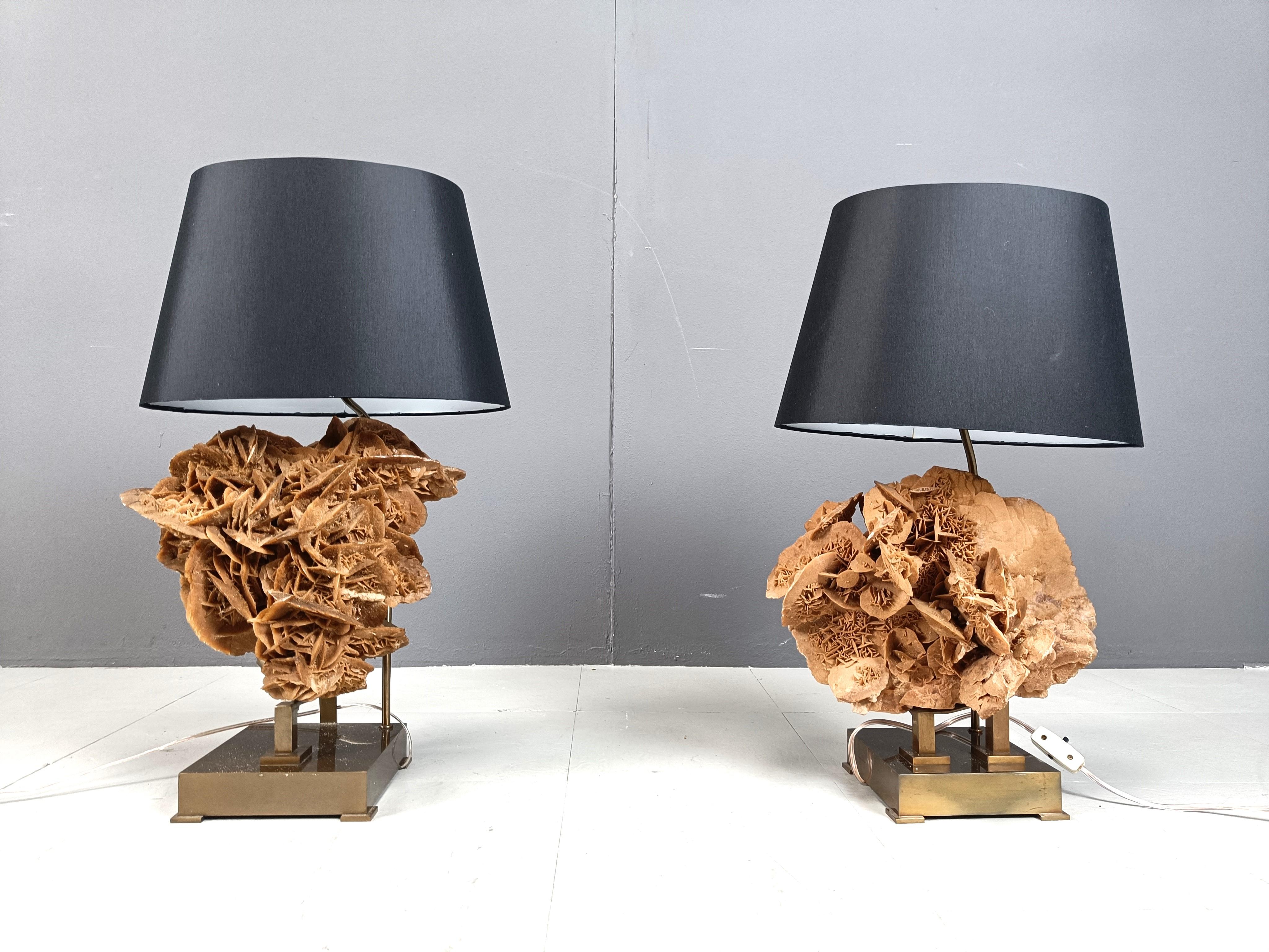 Pareja única de grandes lámparas de sobremesa de mediados de siglo, con una bonita base de latón patinado que sostiene dos hermosos rosetones de piedra de gran tamaño.

Preciosas piezas intactas diseñadas por la naturaleza.

Funciona con una
