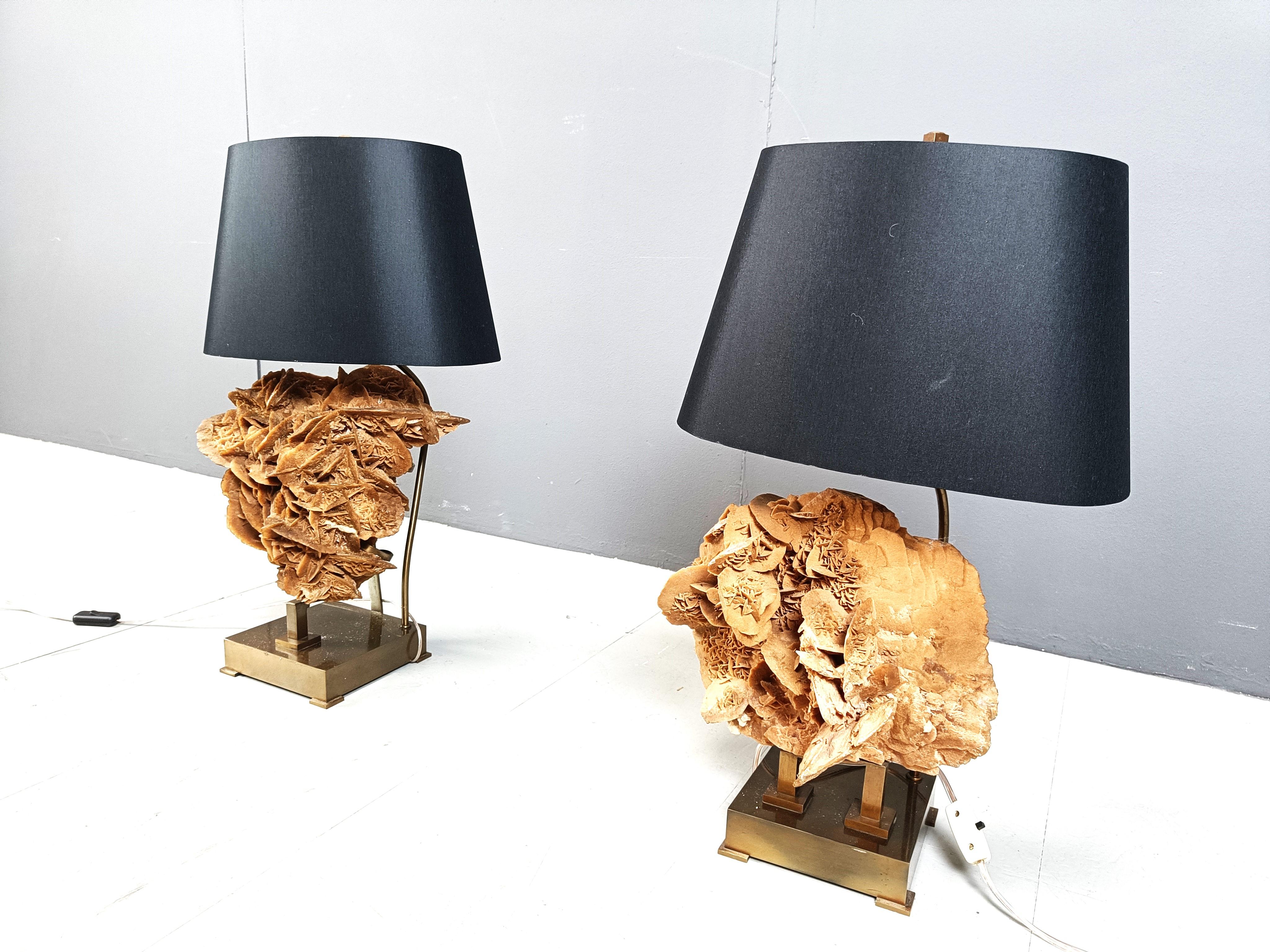 Pareja de lámparas de sobremesa XL de rosa de piedra y latón, años 70 Belga en venta