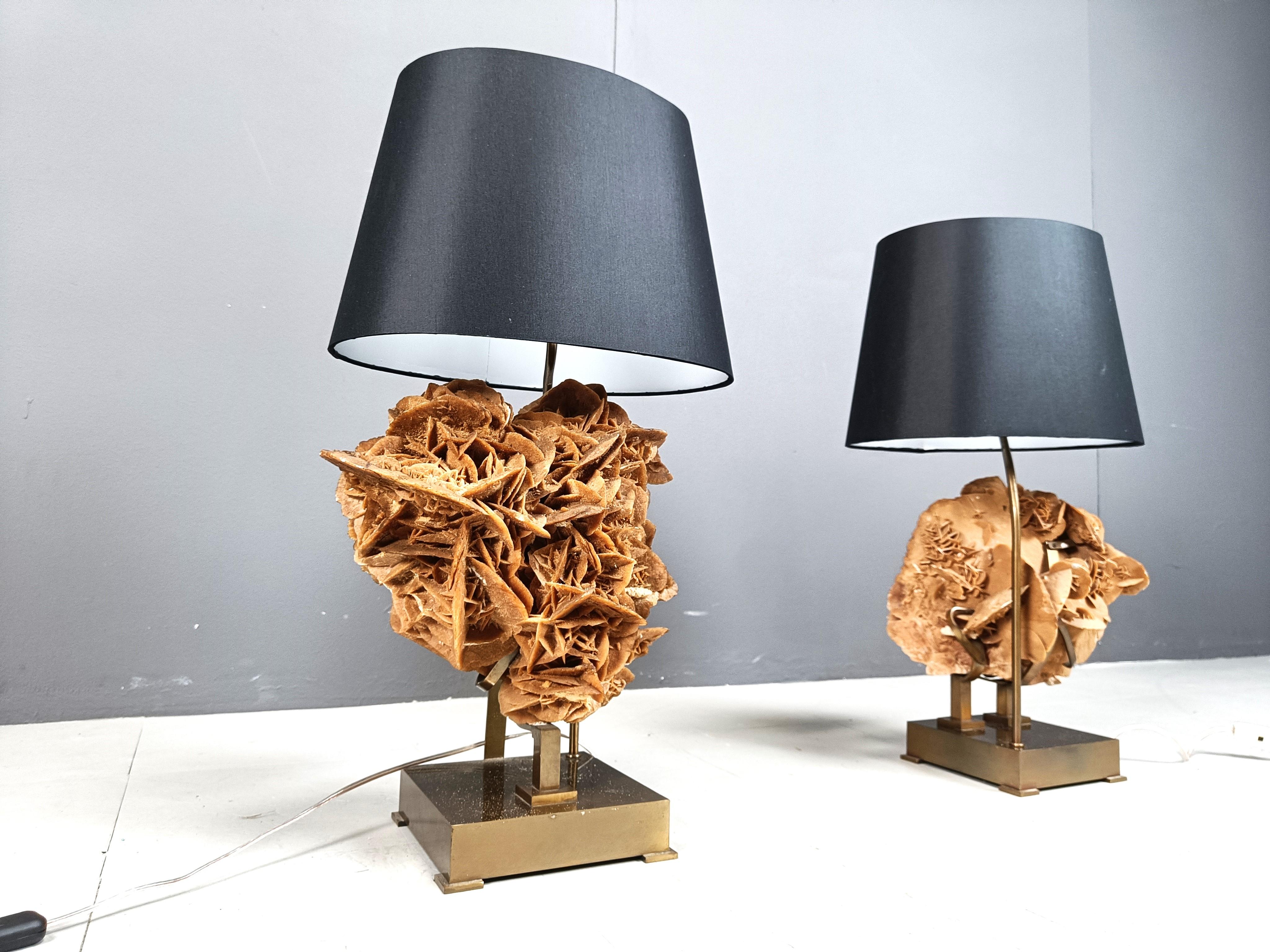 Pareja de lámparas de sobremesa XL de rosa de piedra y latón, años 70 finales del siglo XX en venta