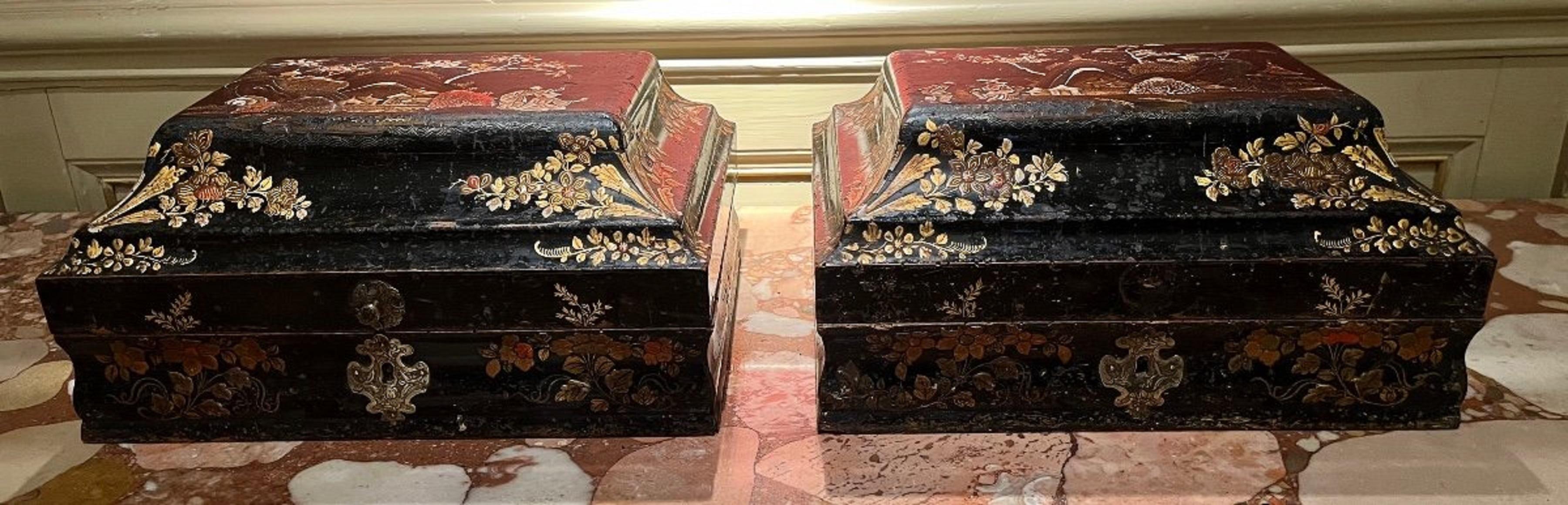 Rare pair of wig boxes.
Regency period.
Decoration (in symmetry on both) of chinoiseries on a black lacquered background (Vernis Martin).
Very elegant shape, reversed cove lid.
the traditionally red interior.
The hinges and keyholes as always