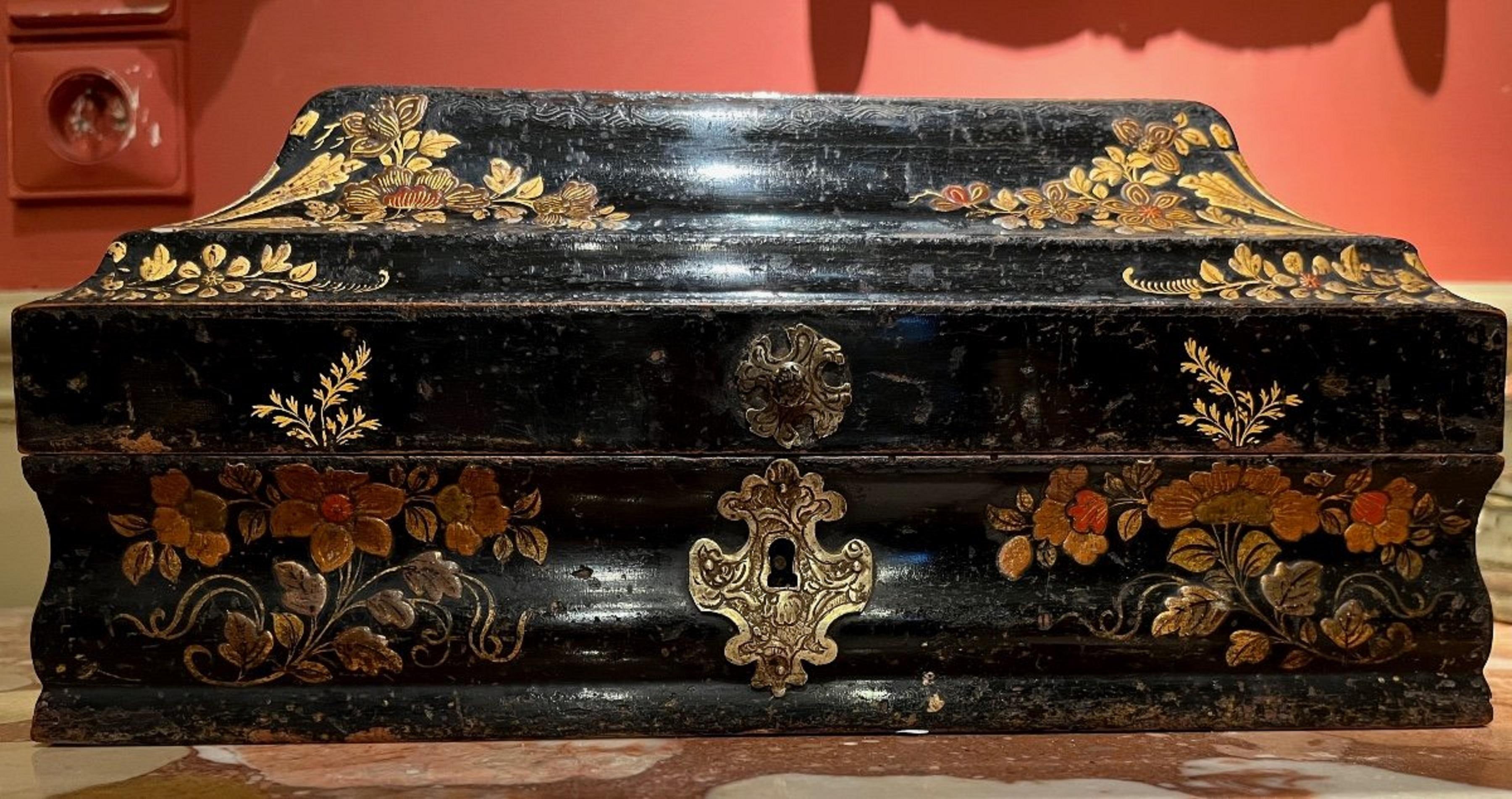 Lacquered Pair of 18th Century Wig Boxes For Sale