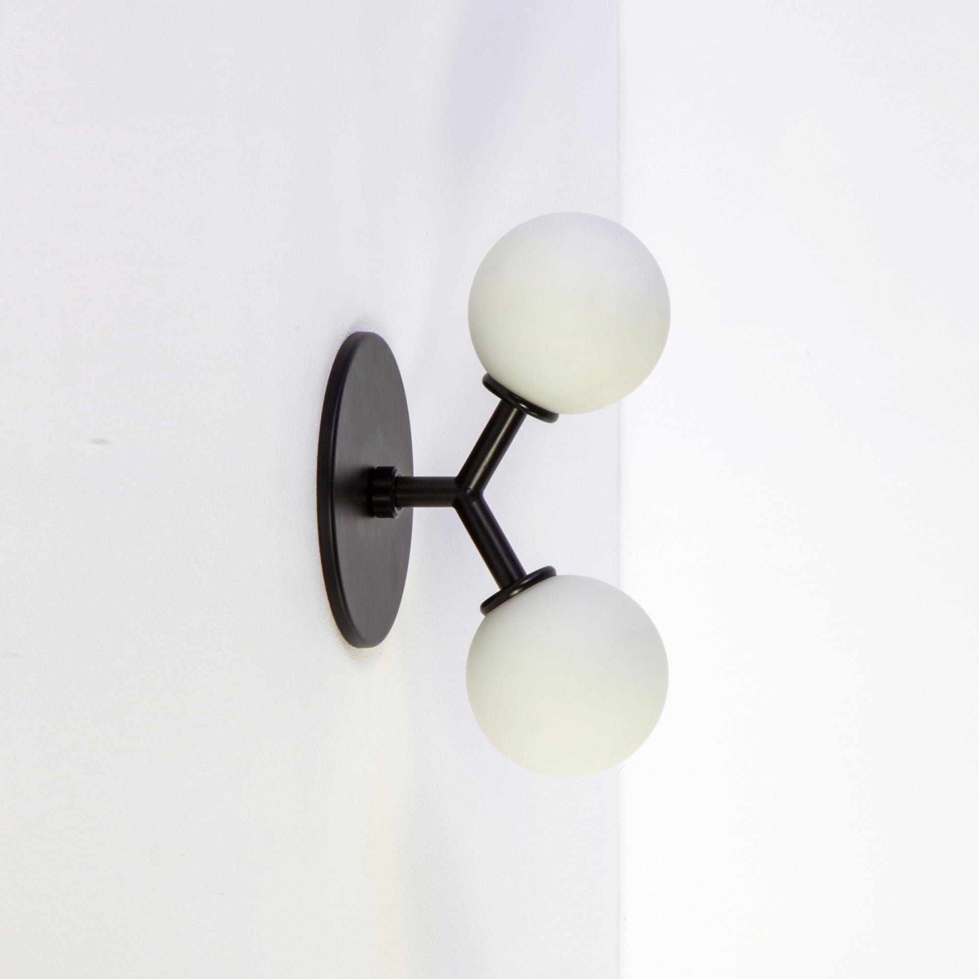 Pareja de apliques en Y de Research.Lighting, negros, globos de cristal de 3 pulgadas, hechos a medida Estadounidense en venta