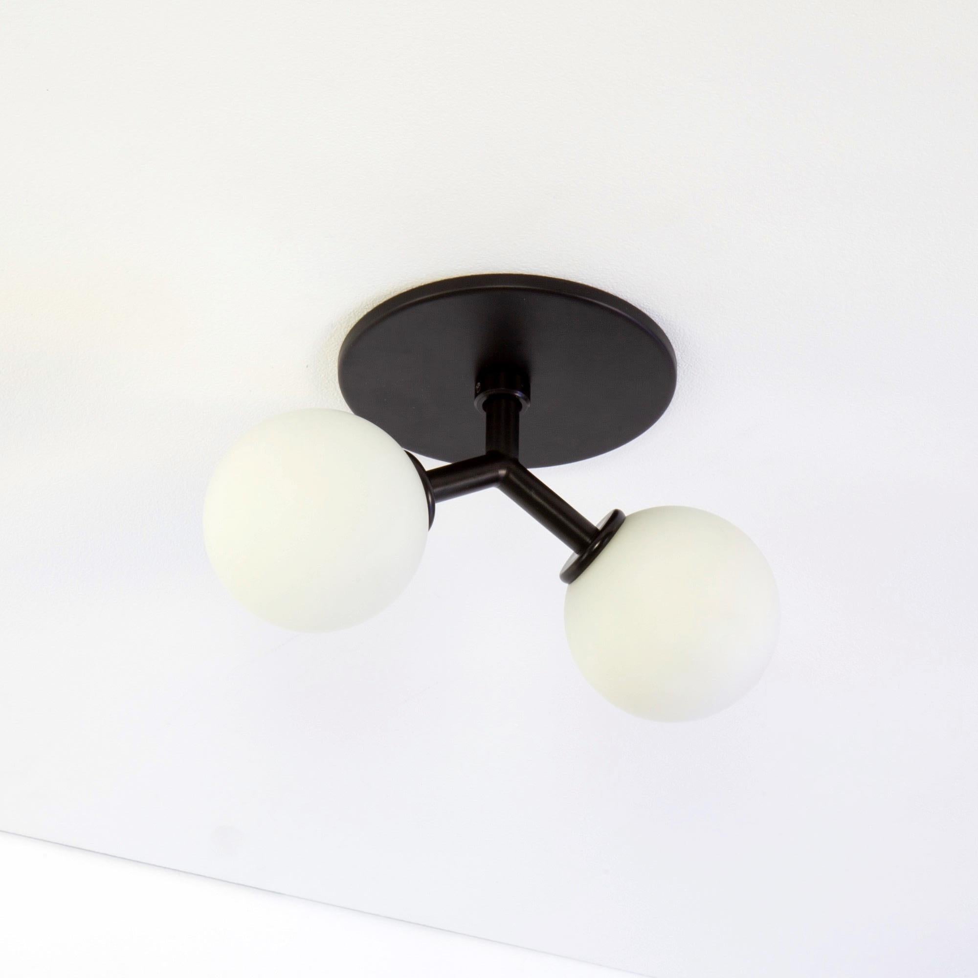 Paire d'appliques en forme de Y par Research.Lighting, noires, globes en verre de 3 pouces, fabriquées sur commande Neuf - En vente à Brooklyn, NY