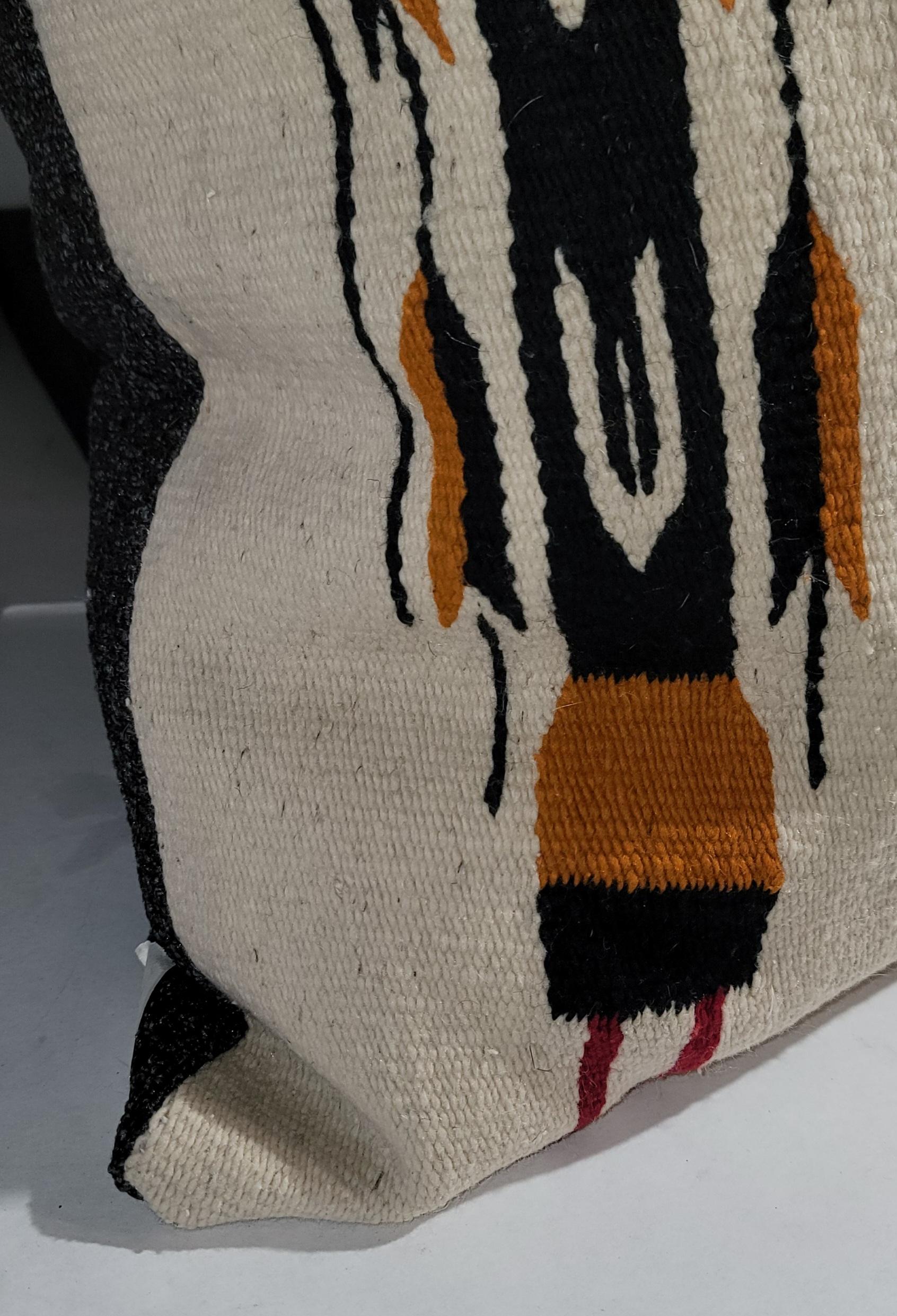 Diese handgewebten Yei Indianer Weben Bolster Kissen sind in erstaunlichem Zustand.die Rückseite ist in einem weichen Vintage-Wolle Stoff.Einsätze sind Daunen & Federn fill.Sold als ein Paar.