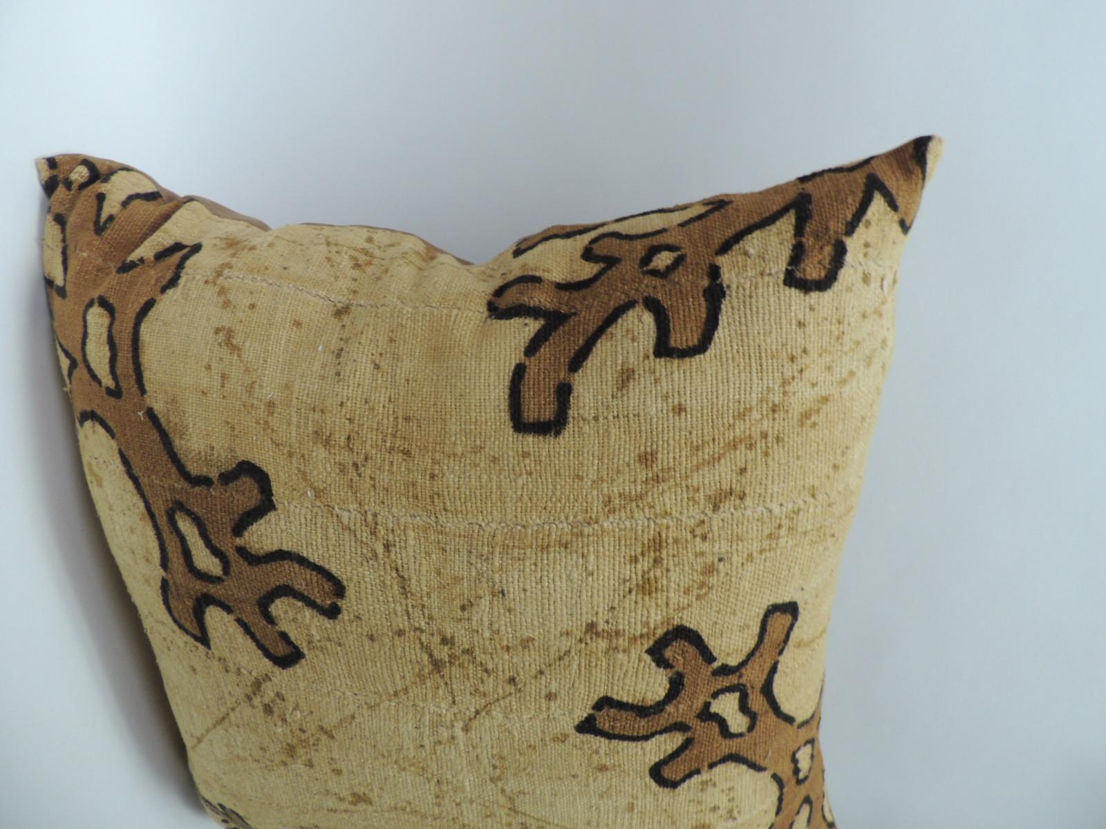 Pair of vintage yellow and brown African mud cloth decorative pillows,
depicting tribal designs in shades of brown, deep yellows.
Cotton backings. Boho-chic style accent pillows.
Decorative pillows handcrafted and designed in the USA.
Closure by