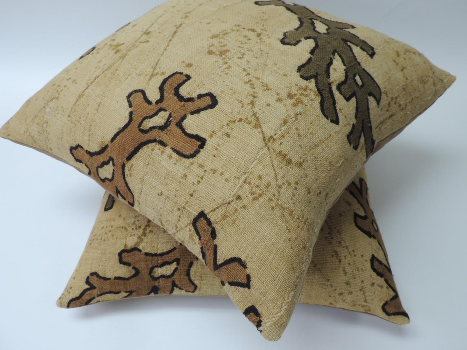 Congolese Pair of Yellow and Brown African Mud Cloth Decorative Pillows For Sale