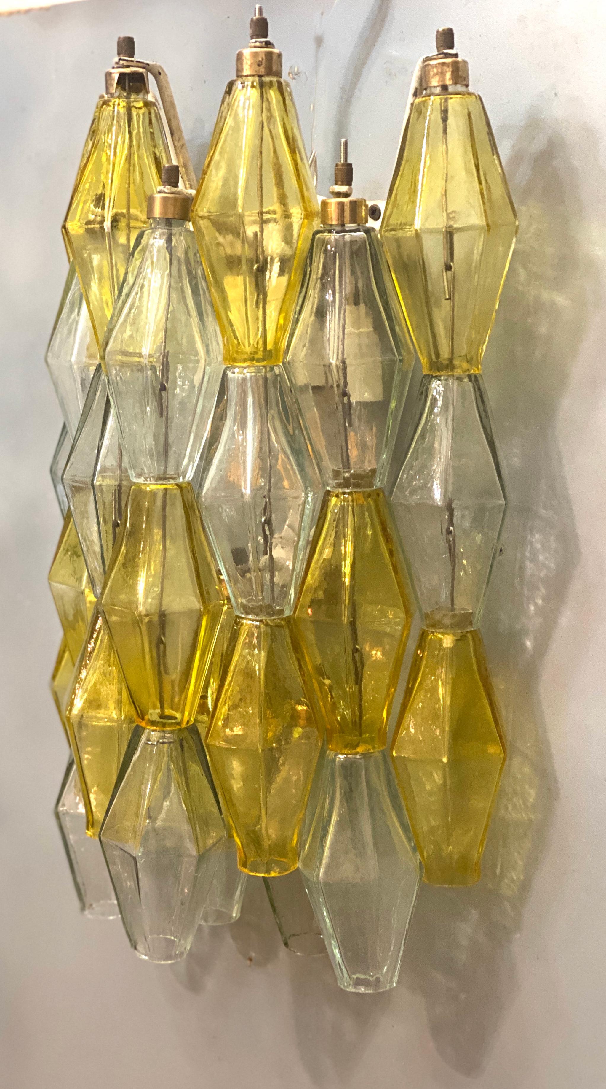 Incredibile coppia di applique poliedriche. Rara combinazione di vetro di Murano di colore giallo ambrato e azzurro.
Sono disponibili quattro coppie e anche un lampadario.
Provenienza da un palazzo storico romano dell'epoca.
Questo apparecchio può
