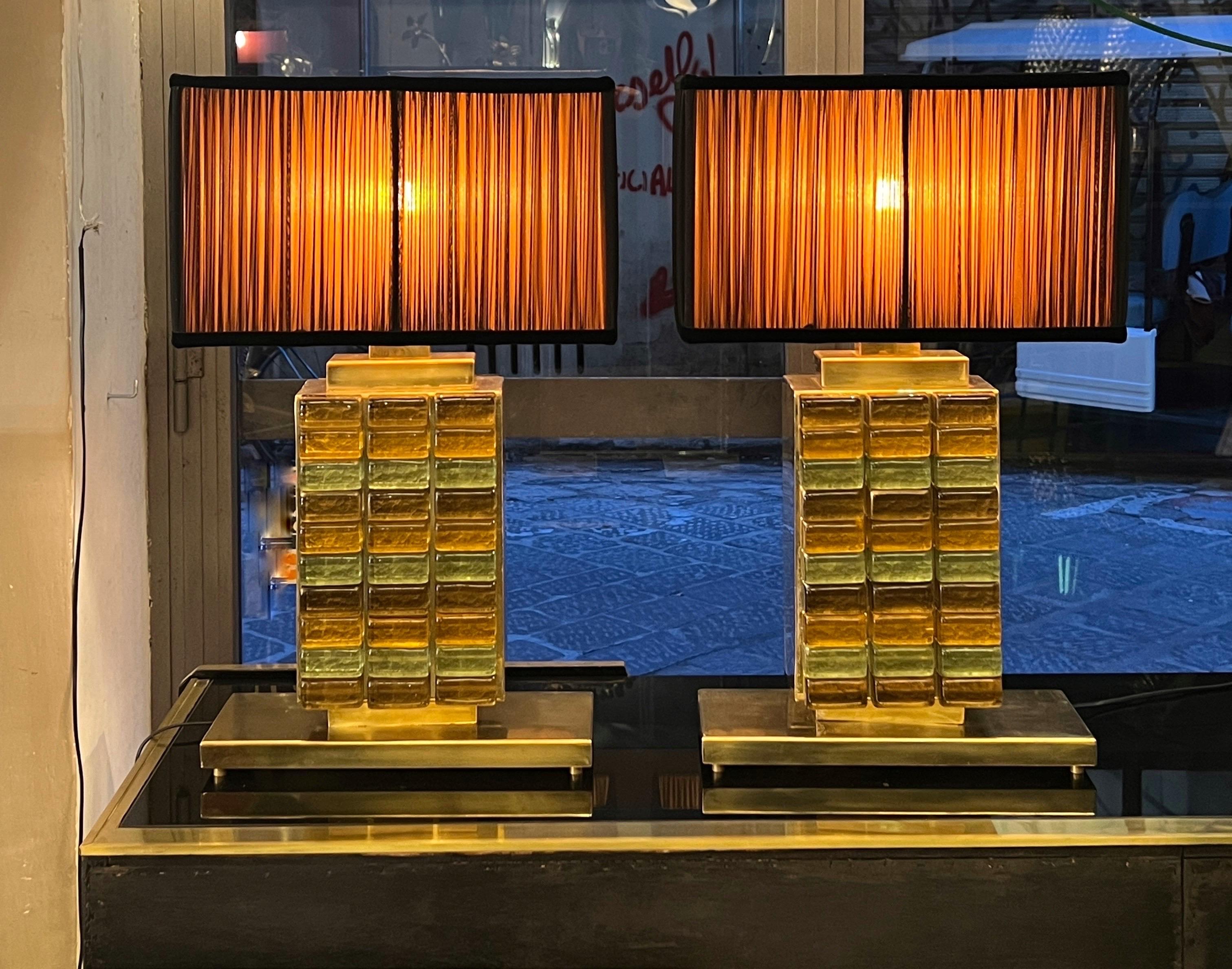 Paire de lampes de table en verre de Murano jaune et vert avec nos abat-jours.
Les bases ont une structure en laiton et les pièces en verre ont un effet mosaïque avec des tons jaunes, verts et bronze.
Les lampes conviennent également pour le centre