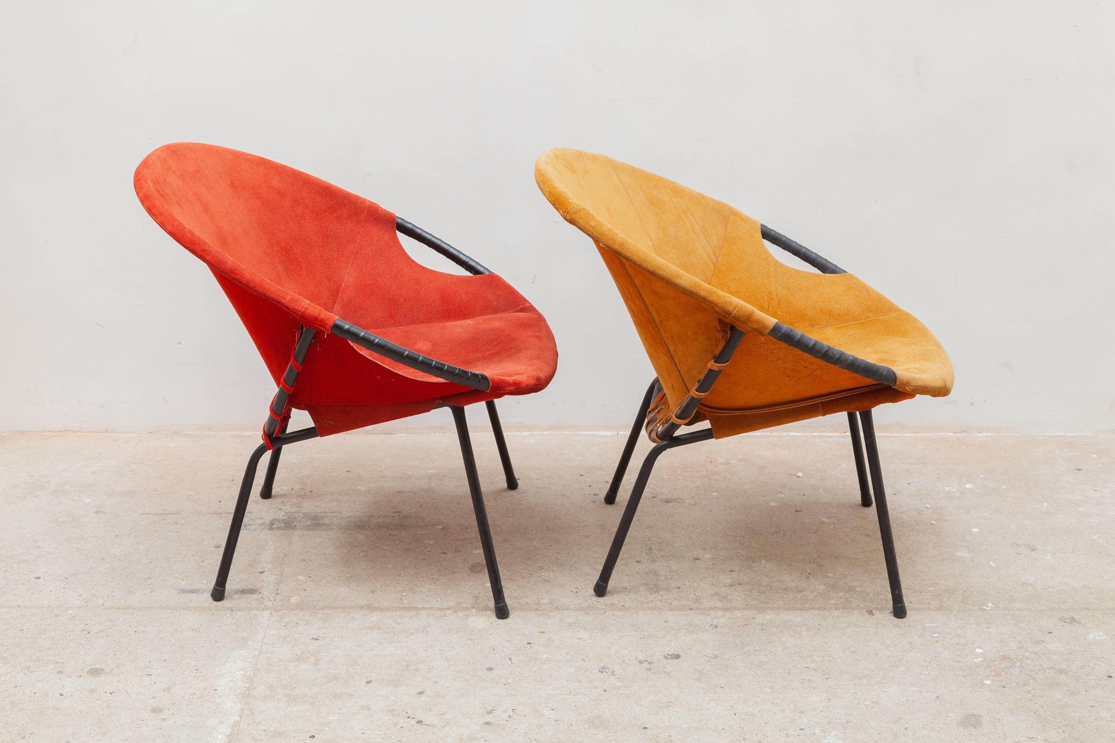 Mid-Century Modern Pair of Yellow and Red Natural Suede Leather Lounge Fifties Chairs by Hans Olsen For Sale