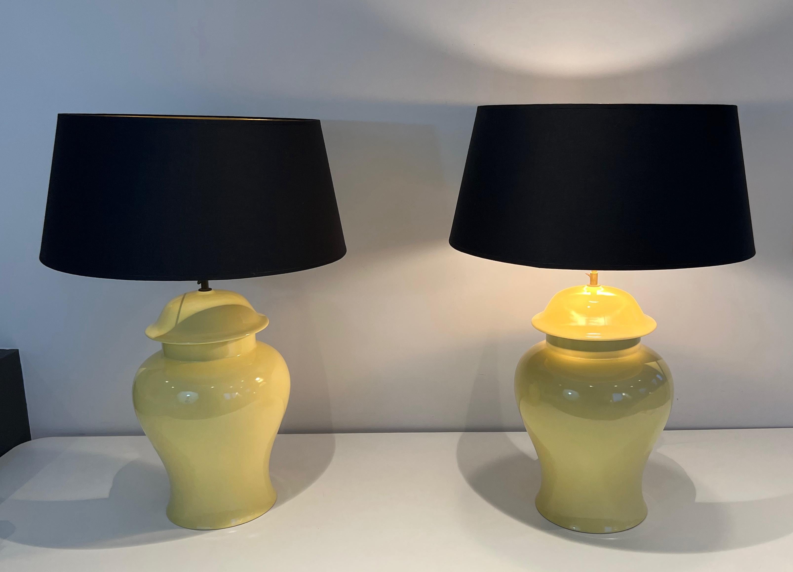 Paire de lampes de table en céramique jaune. Travail français. Circa 1970 en vente 6