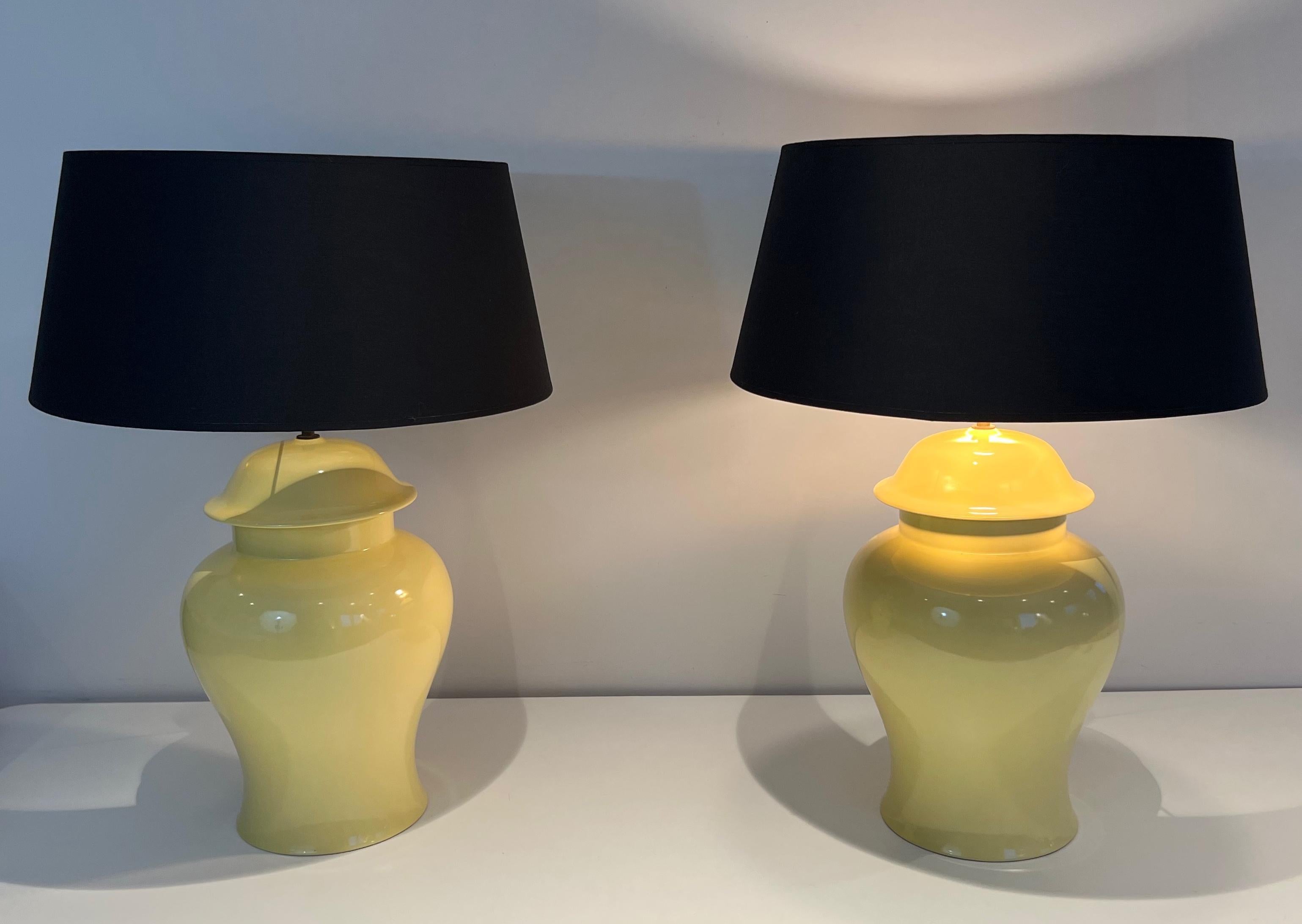 Paire de lampes de table en céramique jaune. Travail français. Circa 1970 en vente 7
