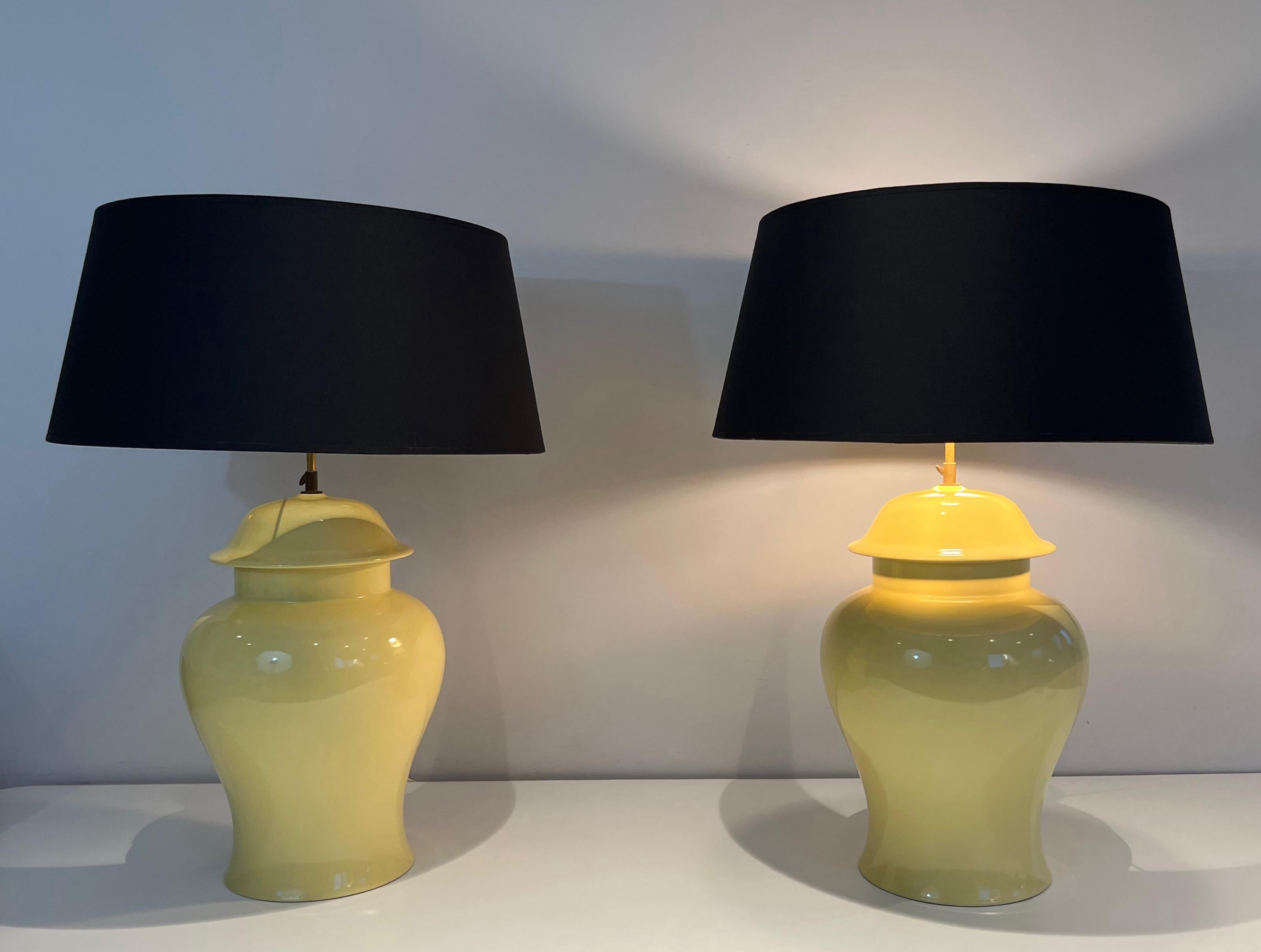 Cette très belle et élégante paire de lampes de table balustre est réalisée en céramique jaune. Il s'agit d'un ouvrage français. Circa 1970