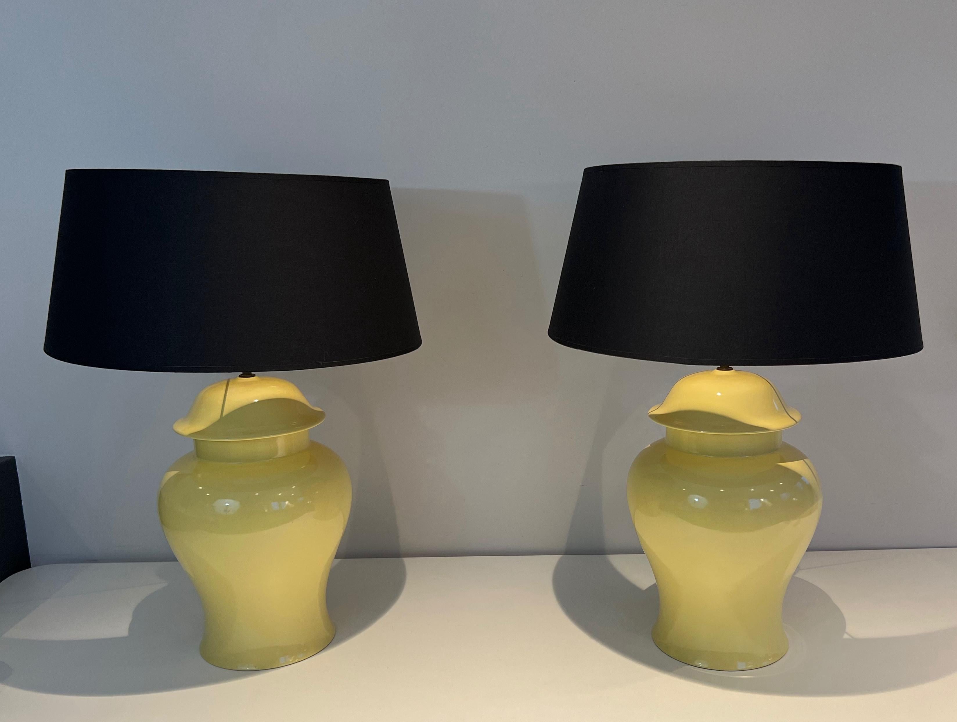 Mid-Century Modern Paire de lampes de table en céramique jaune. Travail français. Circa 1970 en vente