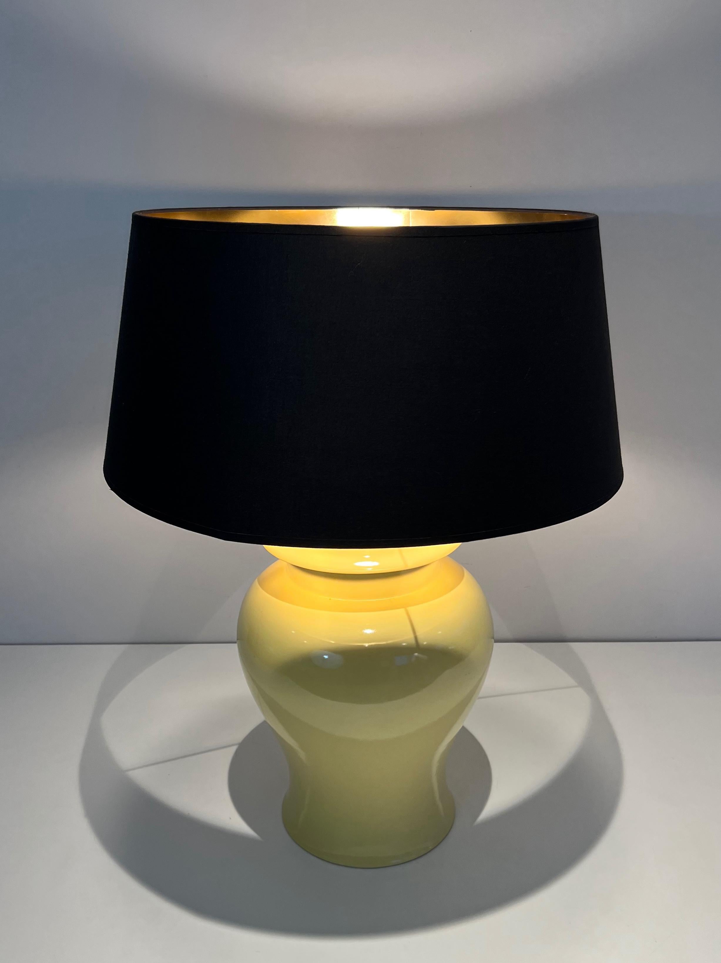 Français Paire de lampes de table en céramique jaune. Travail français. Circa 1970 en vente